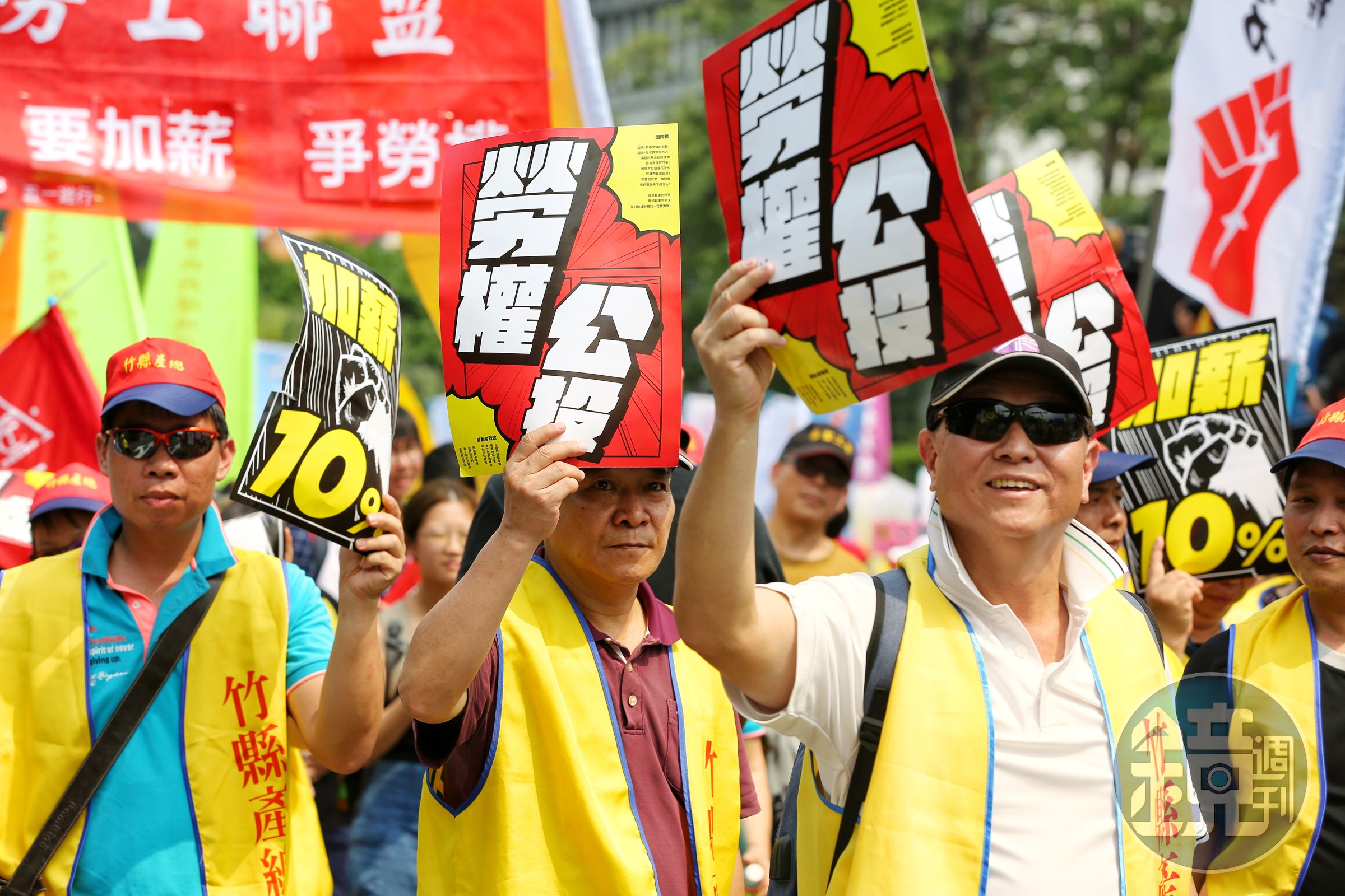 勞工高舉「勞權公投」標語，爭取權益。