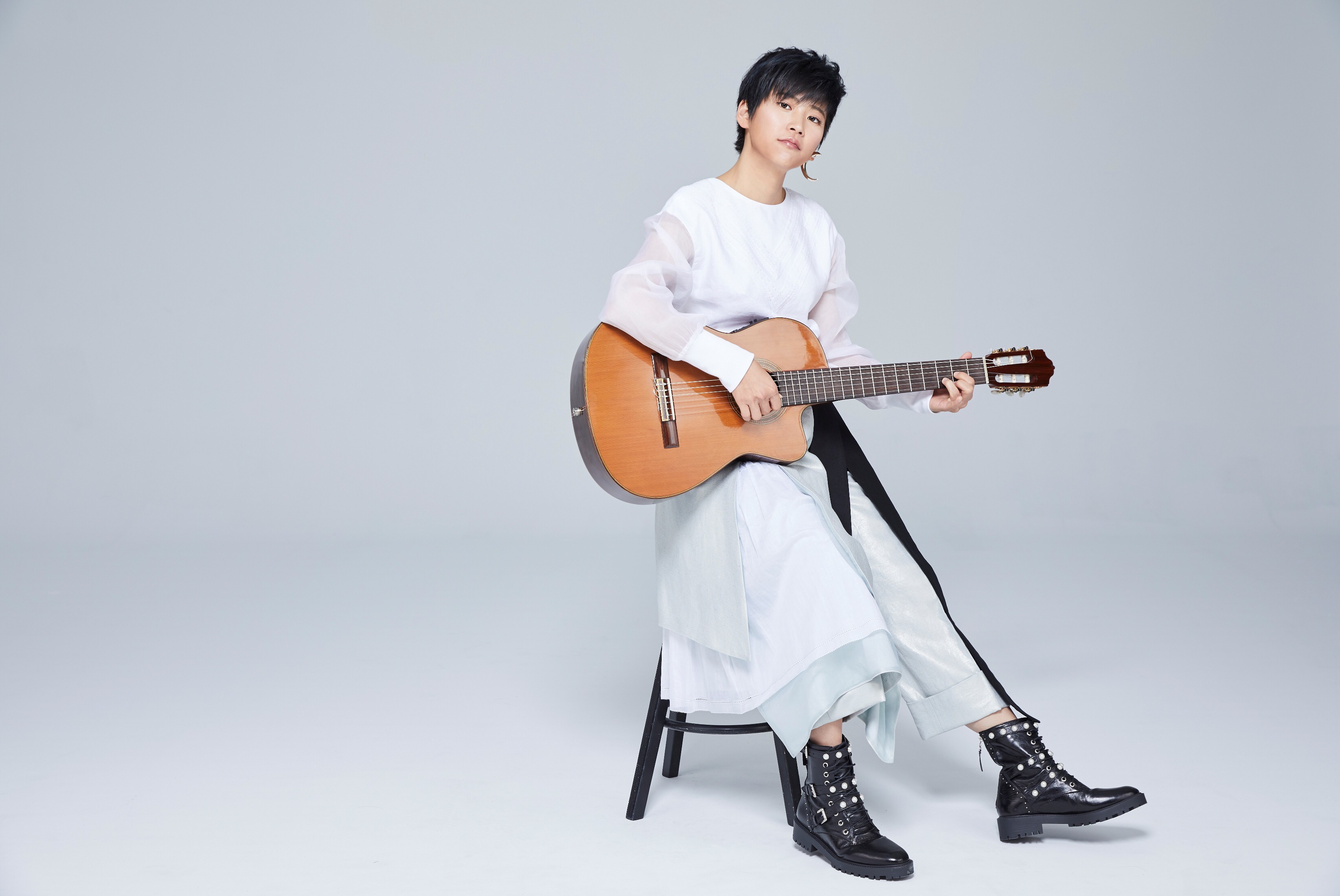 李德筠純白造型的專輯封面照及首波主打「我的世界沒有孤寂」的MV，新造型頗受好評。