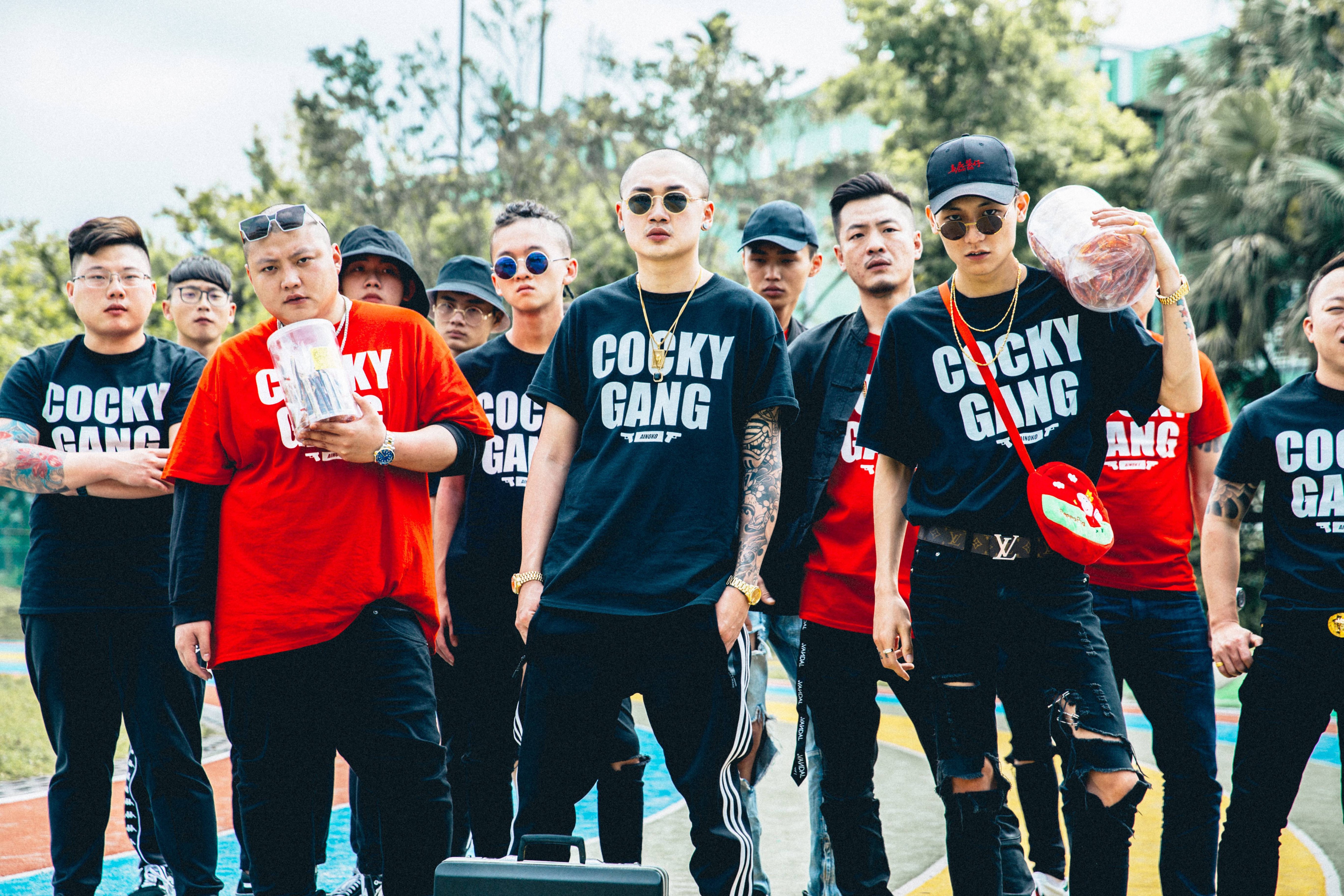 嘻哈男團「臭屁嬰仔」今推出最新單曲〈嗆到抓不住〉，邀來師兄玖壹壹春風獻聲。（混血兒娛樂提供）