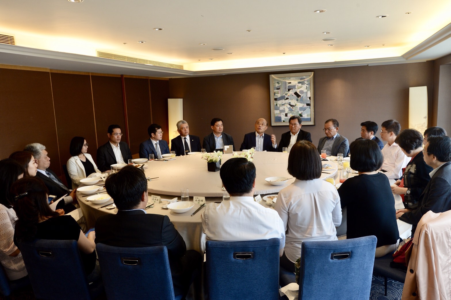 民進黨新北市長參選人蘇貞昌今在民進黨選對會召集人陳明文、民進黨祕書長洪耀福陪同下，與黨籍新北立委餐敘。（蘇貞昌辦公室提供）