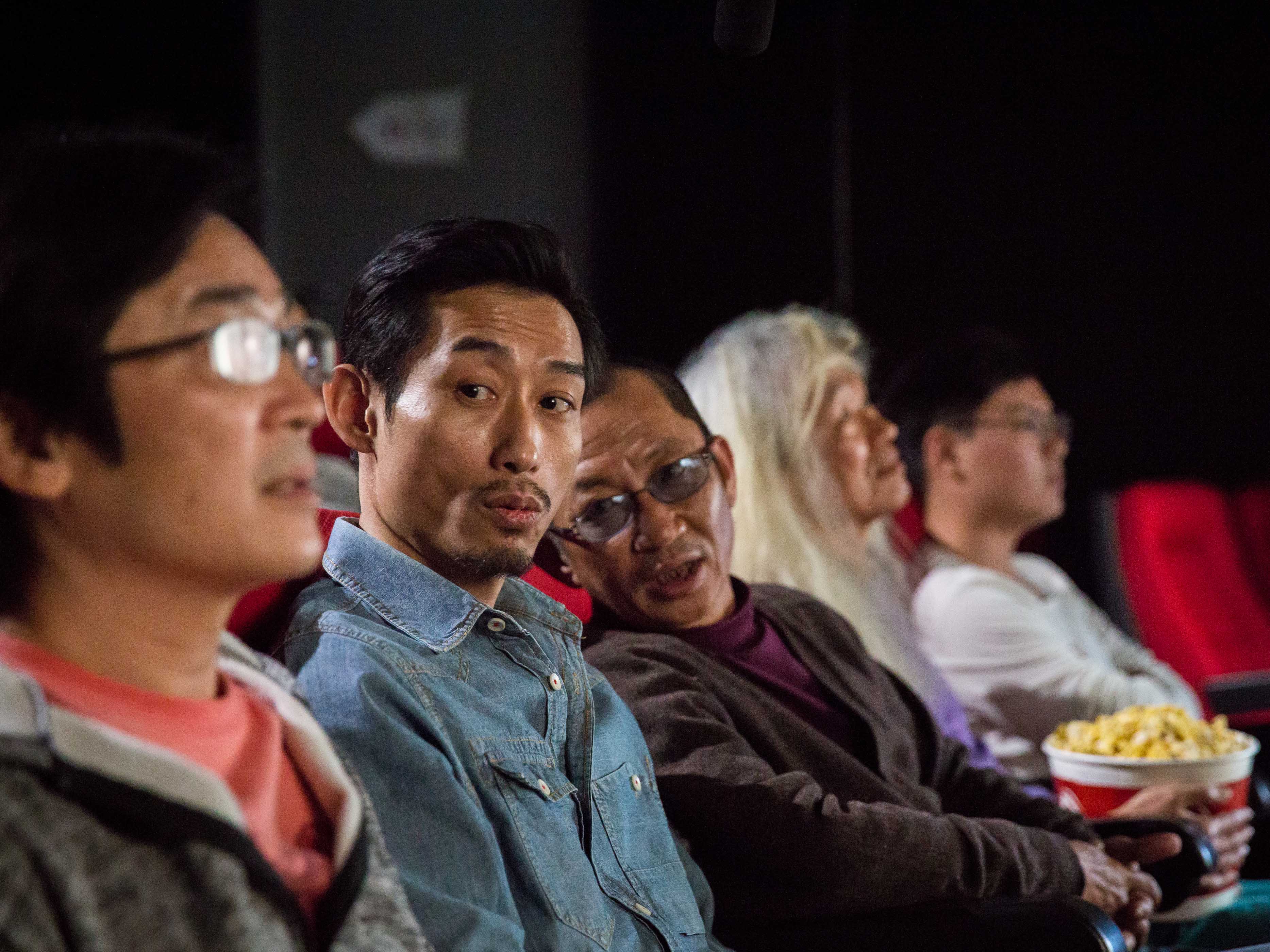 陳竹昇（左二）與莊益增（右二）在形象廣告扮演喋喋不休的電影觀眾，誰知旁邊坐著魏德聖導演（左一）。（台北電影節提供） 