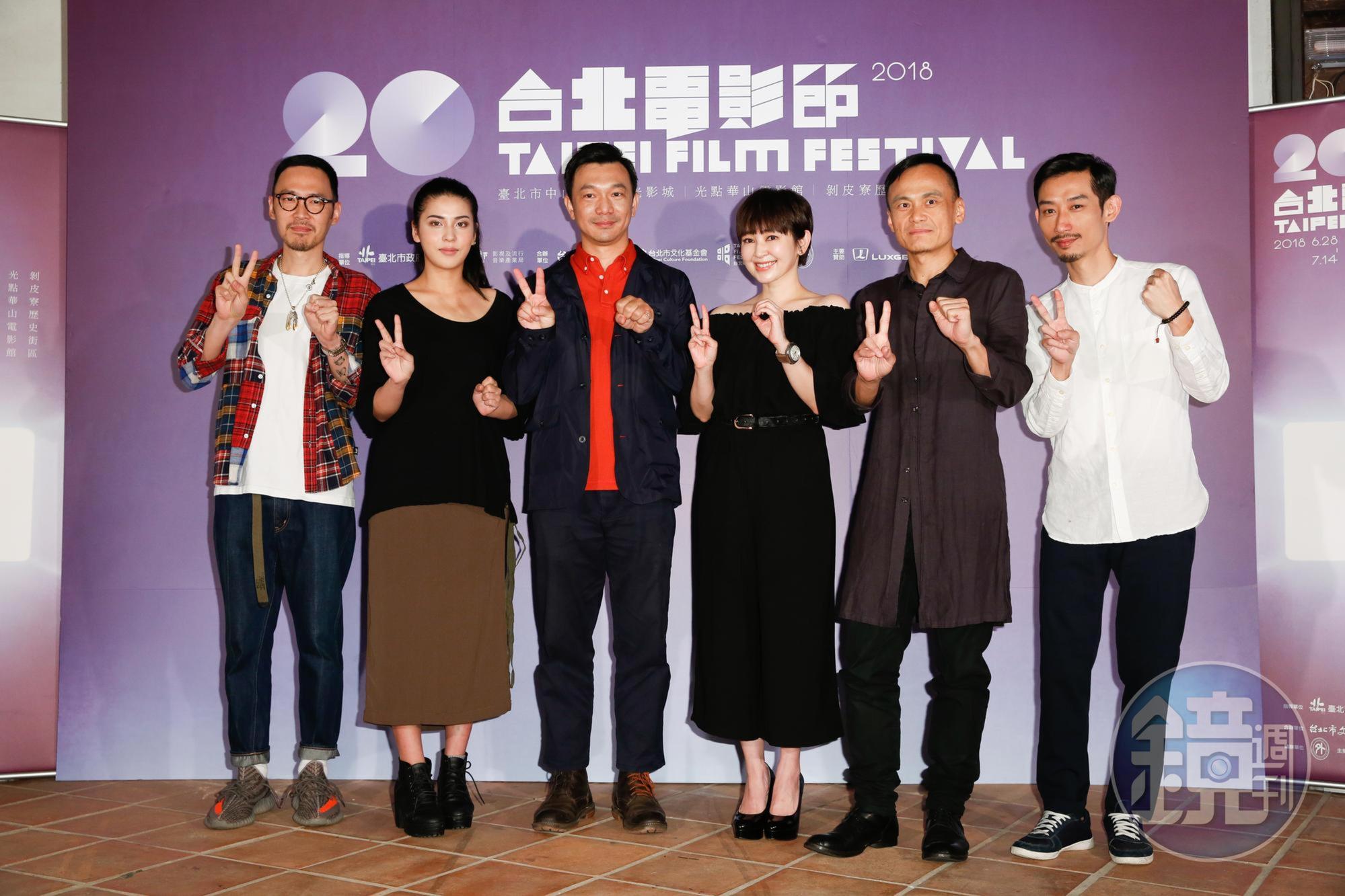 張少懷（左起）、雷婕熙、黃信堯導演、蔡燦得、陳以文、陳竹昇，一起手比20，正式宣告2018台北電影節形象廣告首播。 