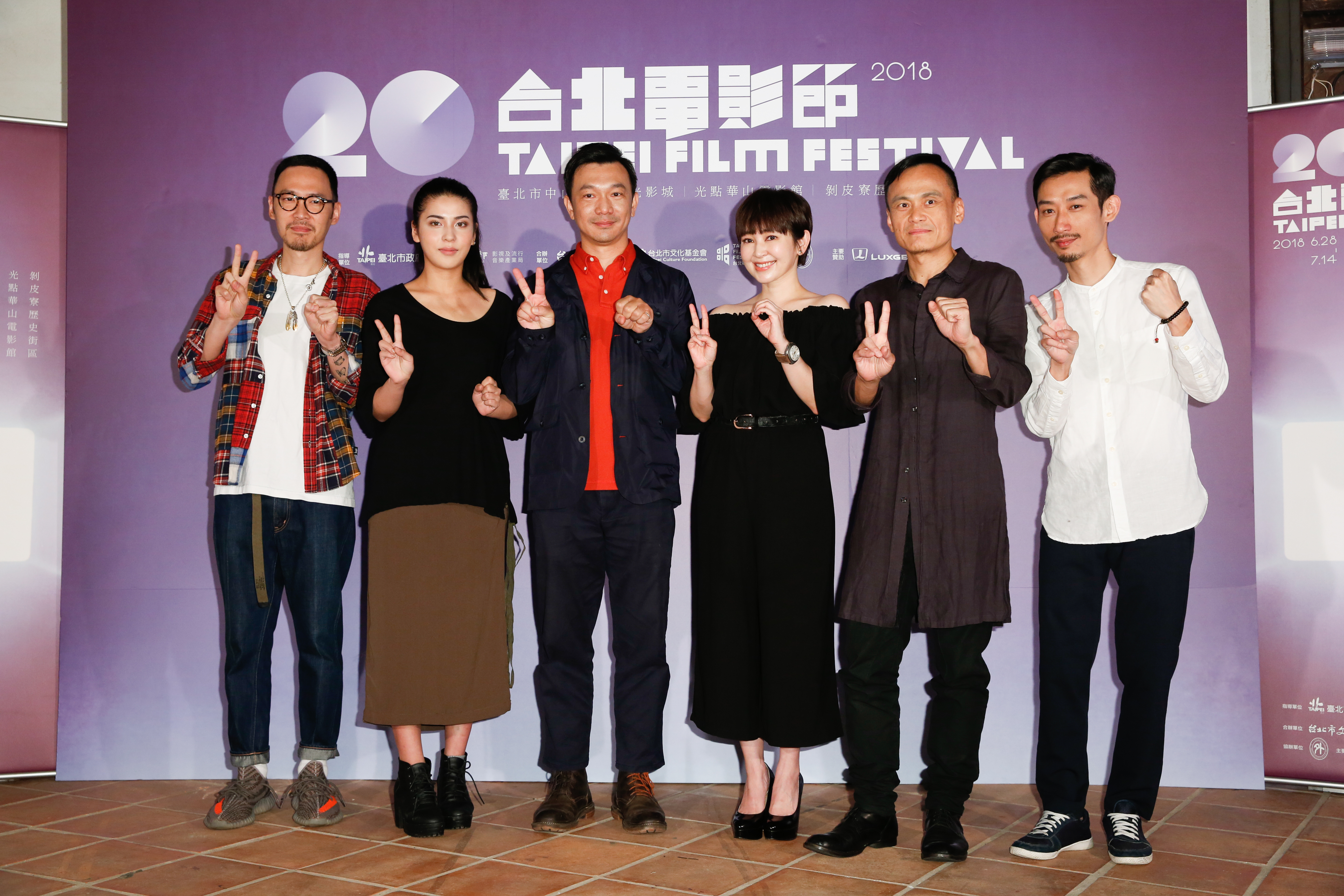 張少懷（左起）、雷婕熙、黃信堯導演、蔡燦得、陳以文、陳竹昇，一起手比20，正式宣告2018台北電影節形象廣告首播。 