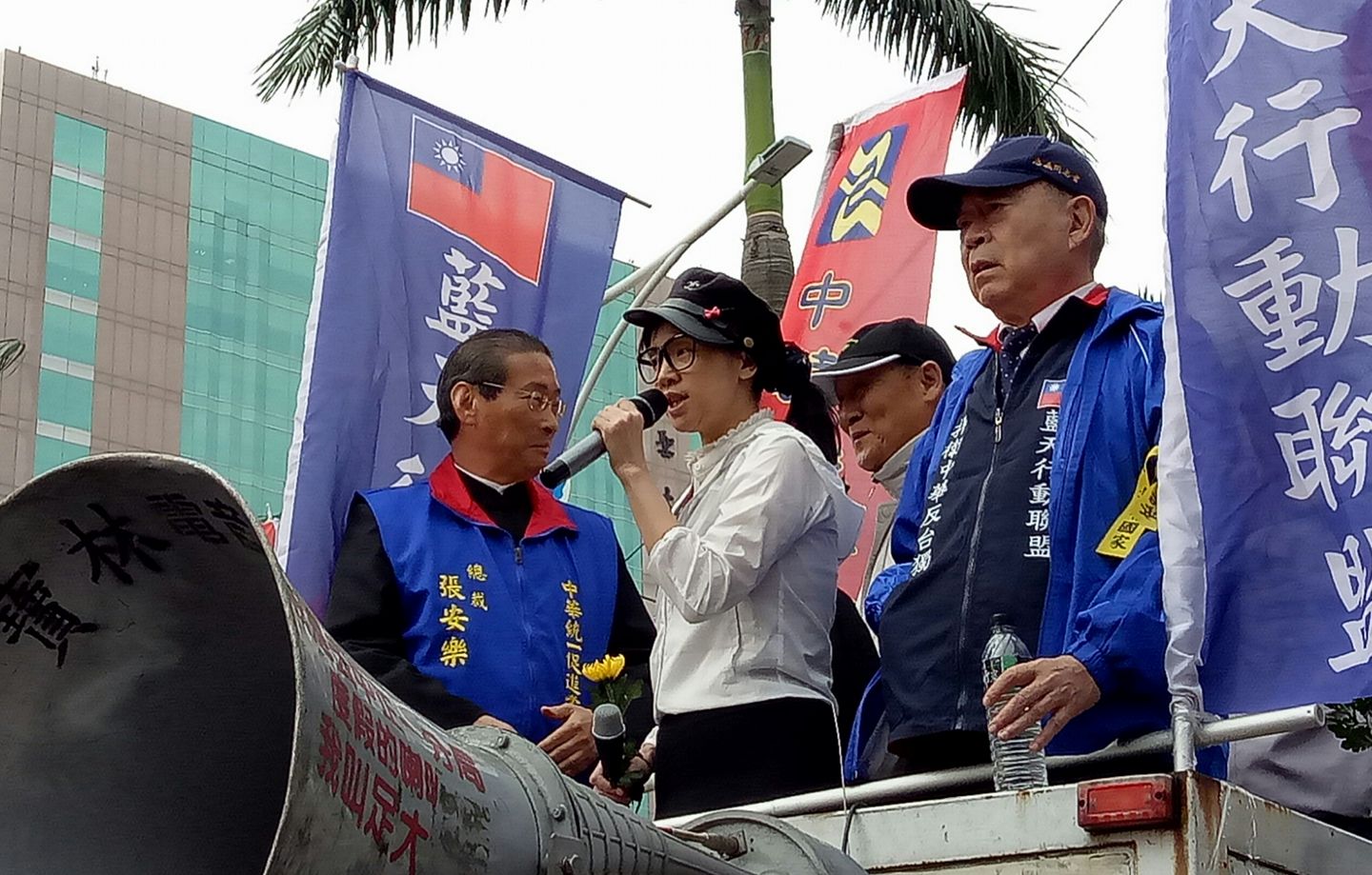 統促黨發言人璩美鳳（左2）證實已購買餐券，將出席凱達格蘭基金會募款餐會。