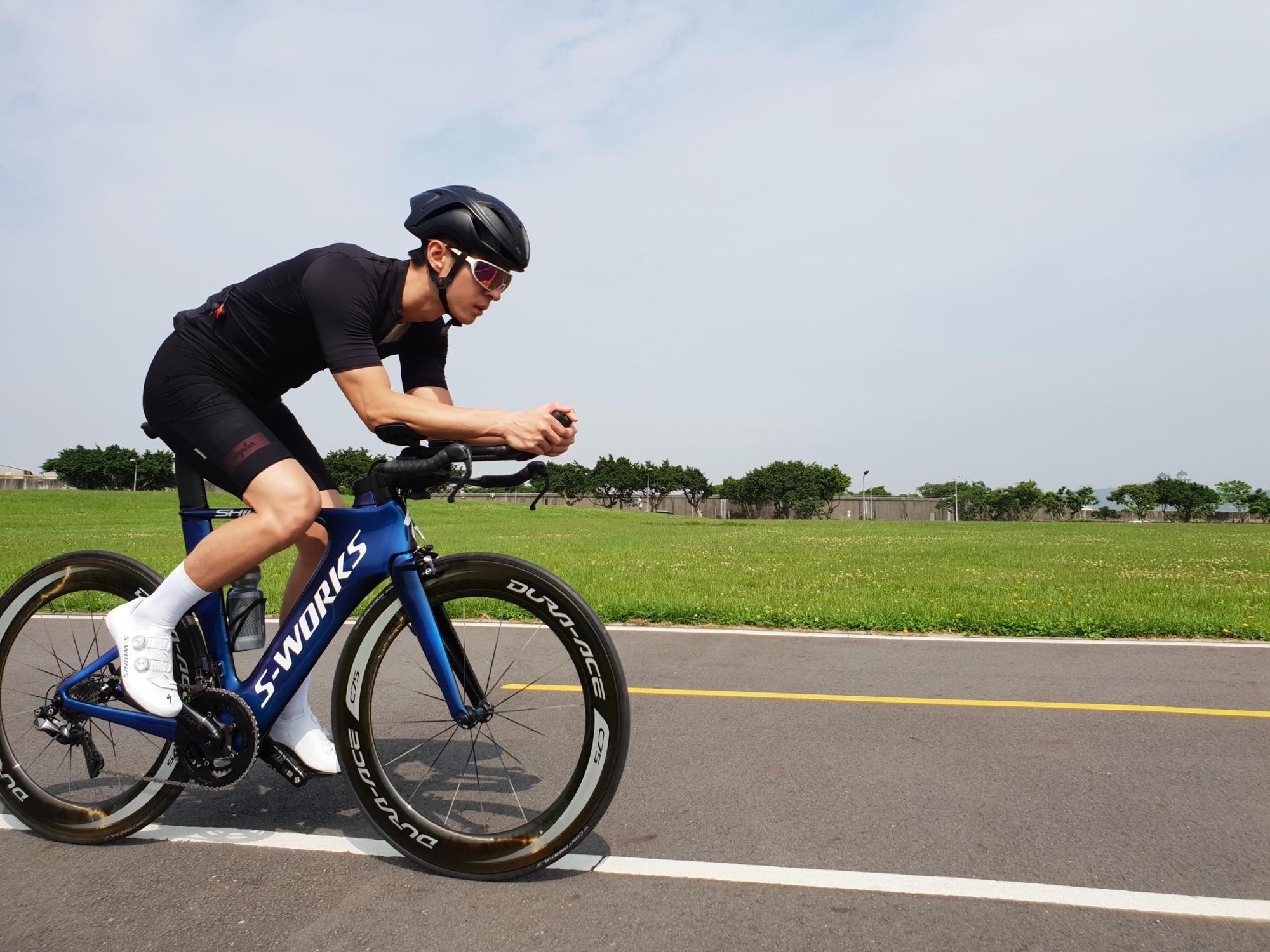 一邊準備新專輯，陳勢安也騎腳踏車鍛練體力。（Legacy提供）
