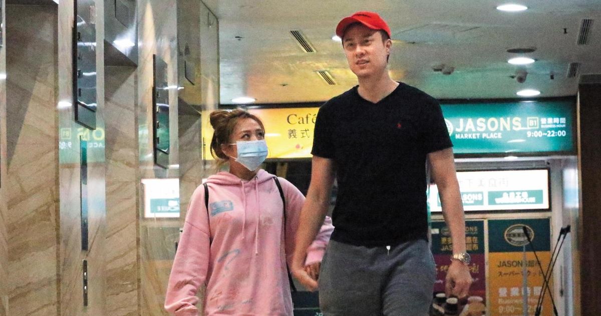 04/02 23：12 看完電影之後，茵聲戴上了口罩跟劉書宏狀似親暱地走出戲院。