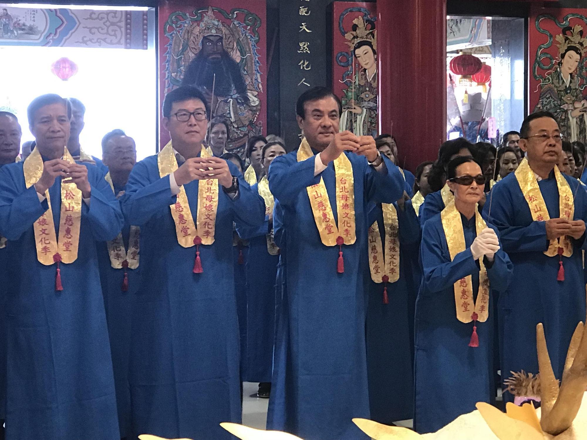 民進黨立委姚文智（左2）今與立法院長蘇嘉全（左3）等人出席松山慈惠堂活動。（姚文智辦公室提供）