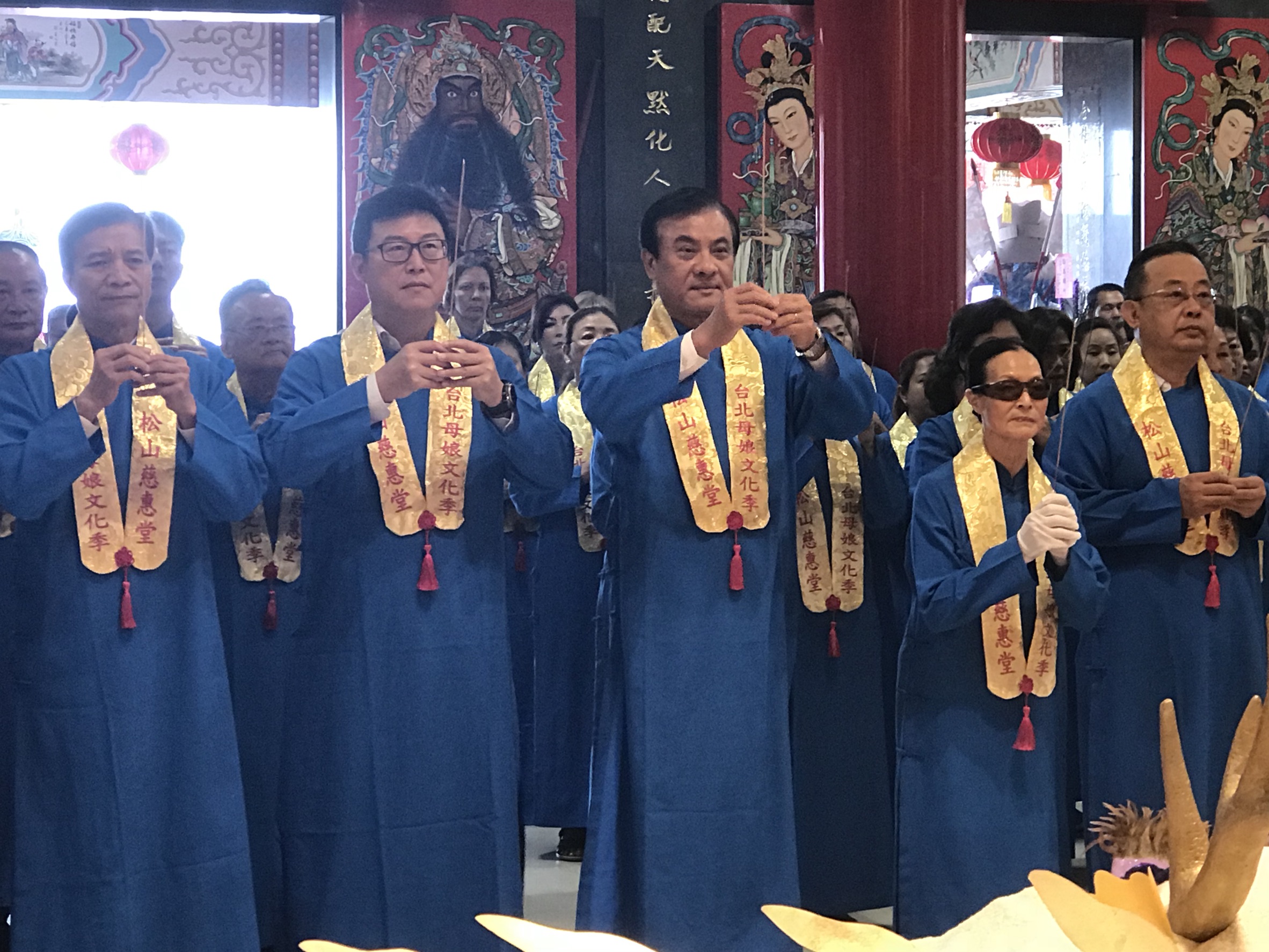 民進黨立委姚文智（左2）今與立法院長蘇嘉全（左3）等人出席松山慈惠堂活動。（姚文智辦公室提供）