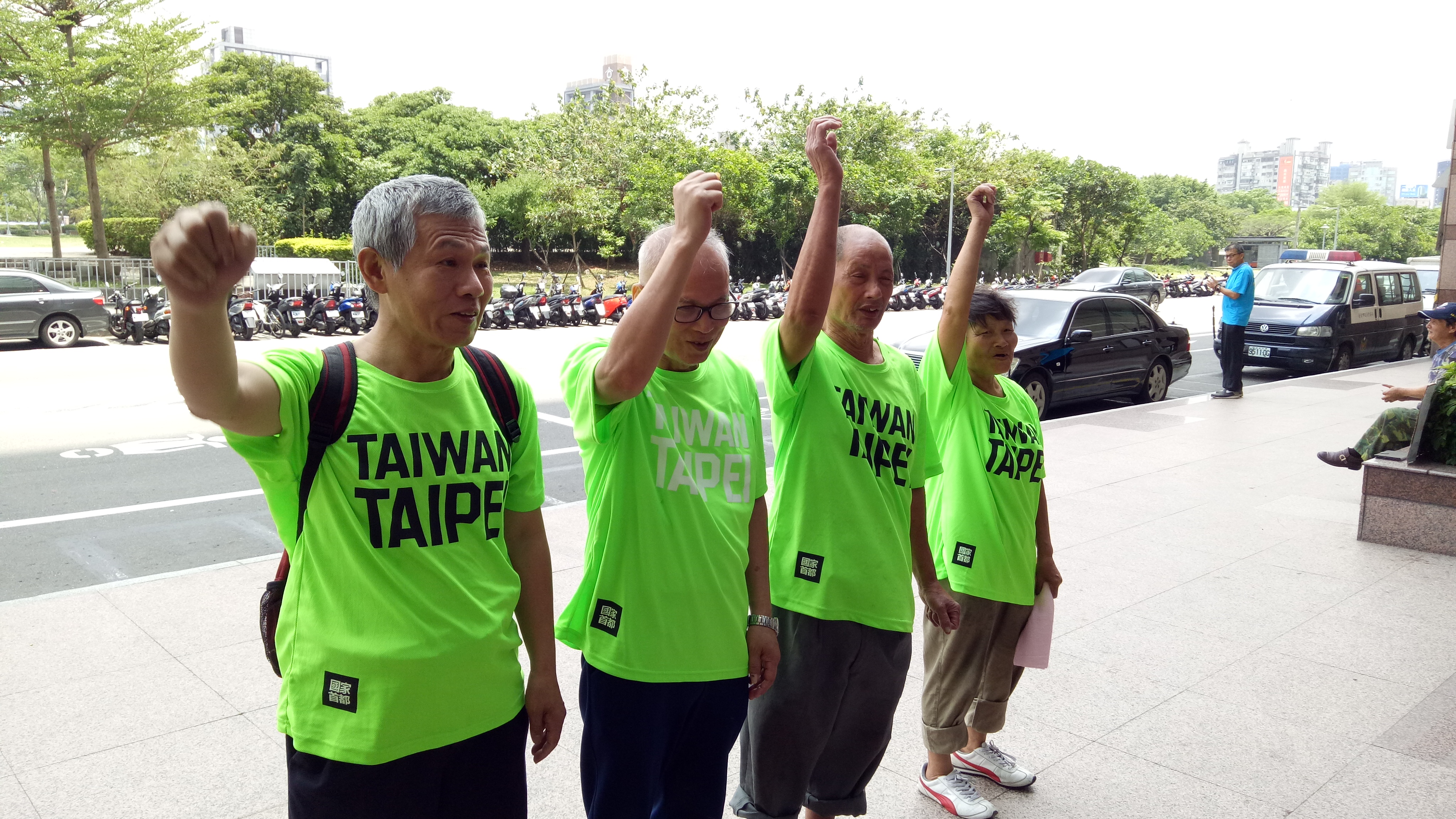 幾位民進黨支持者中午到民進黨中央黨部呼籲自提人選。
