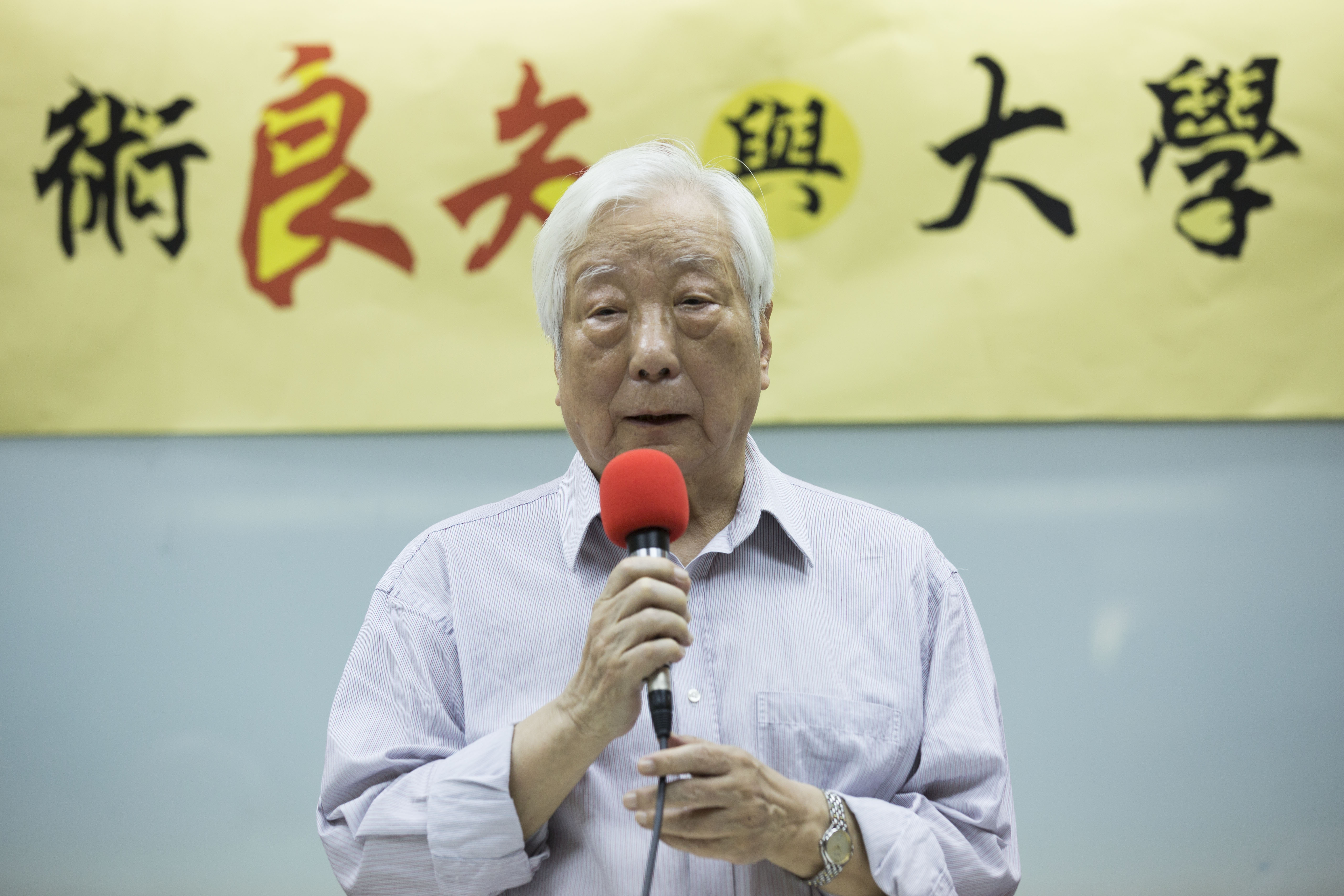 台大前校長孫震今天站出來批評政府執意拔管，缺少法律正當性，也缺少政治上的智慧。