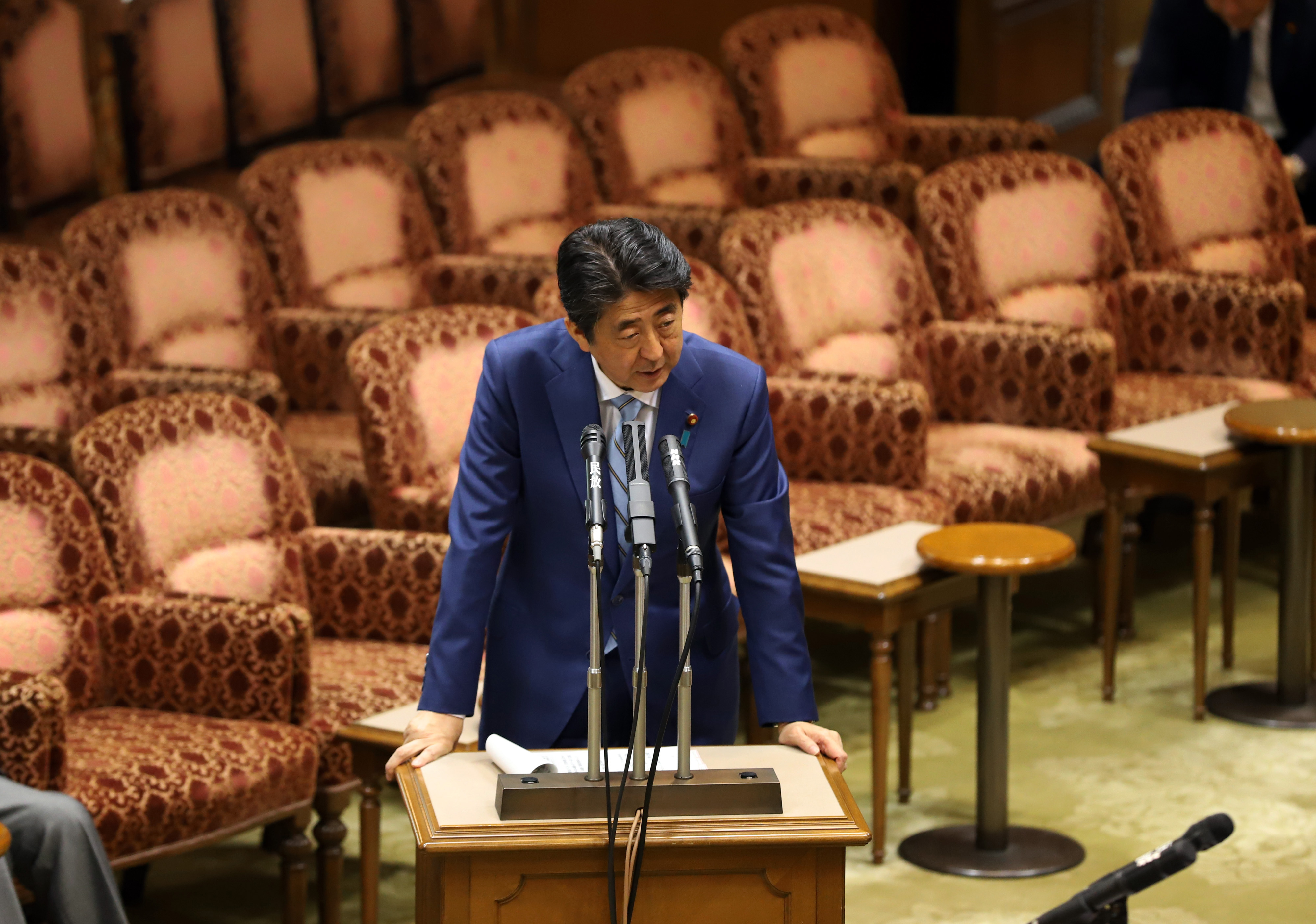 內閣醜聞不斷，日本首相安倍面臨執政危機。（東方IC）