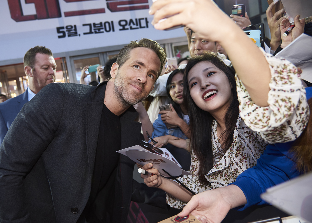 萊恩雷諾斯現身首爾的《死侍2》首映紅毯，與粉絲們開心合照。（福斯提供）