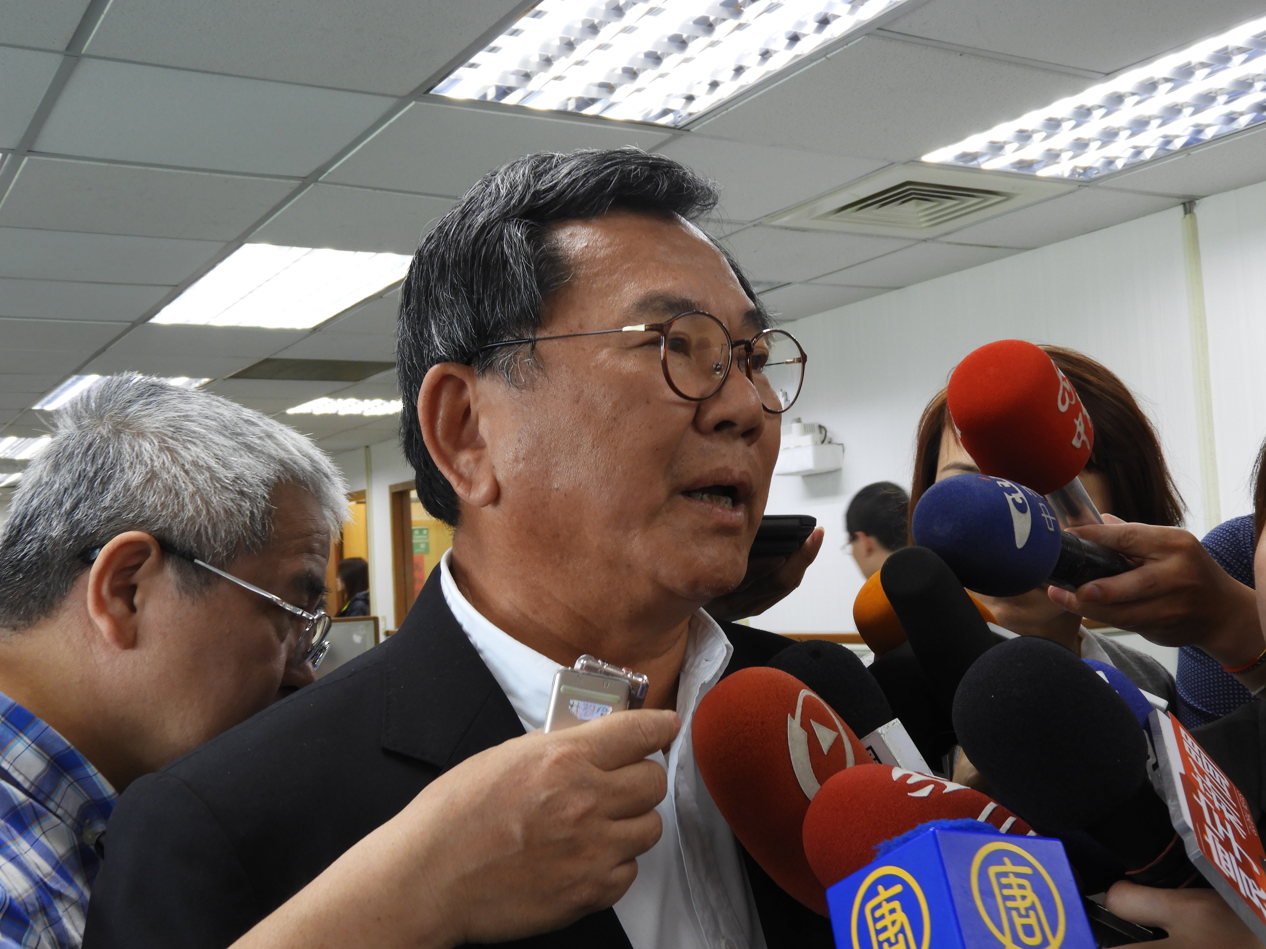 民進黨選對會召集人陳明文下午接受訪問。