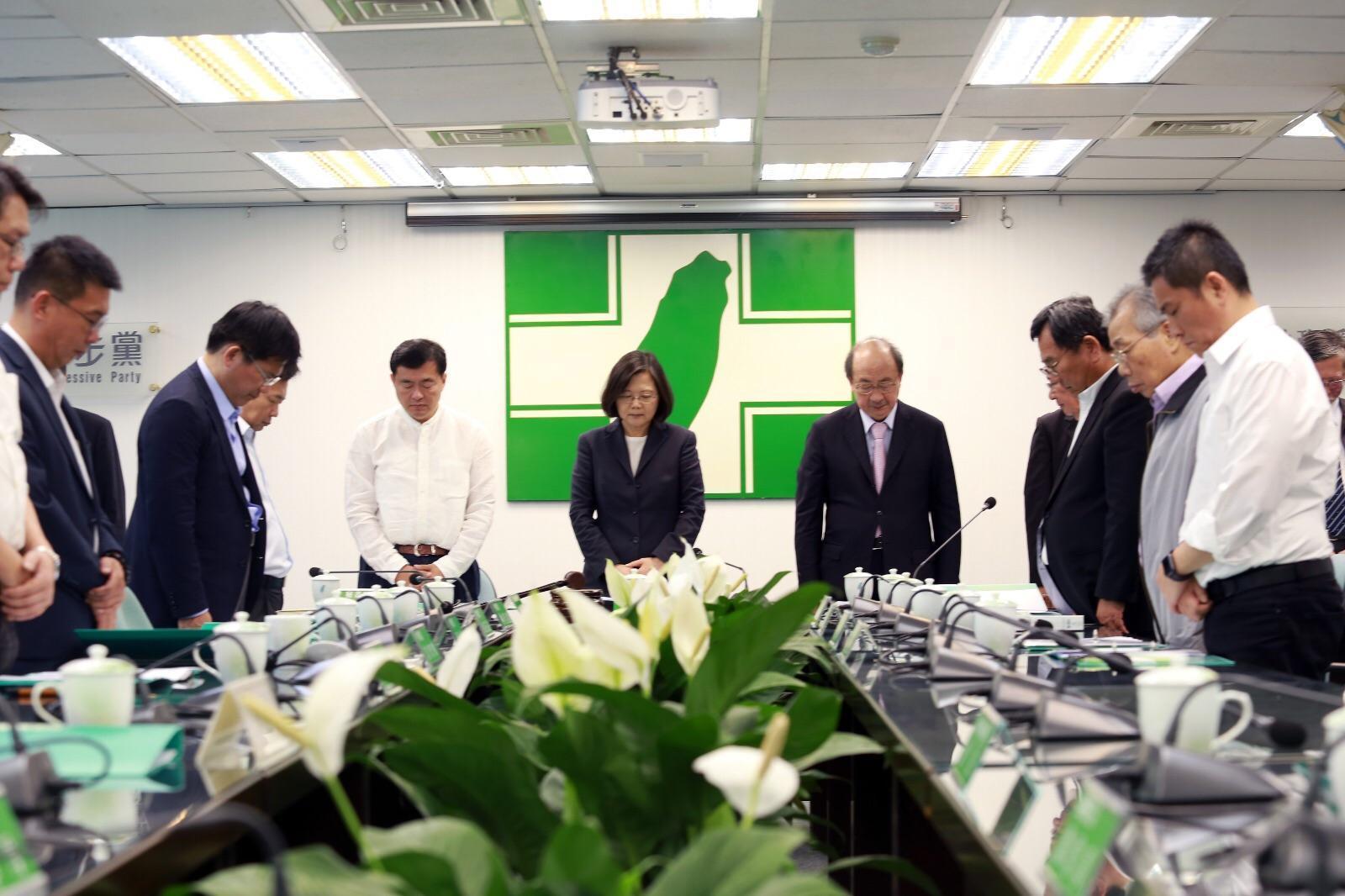 民進黨主席蔡英文今主持中常會,率領中常委對桃園敬鵬工廠大火殉職消防員默哀。(民進黨提供)