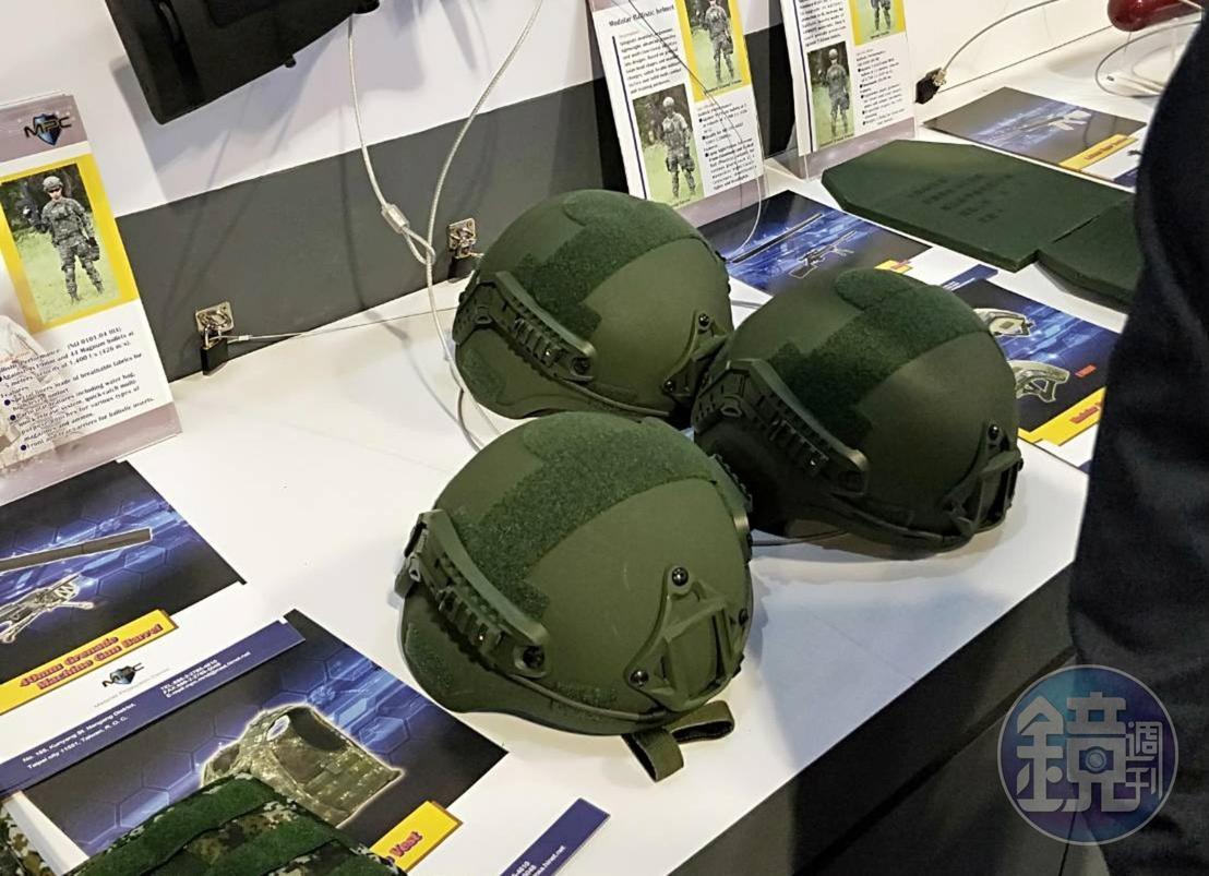 國備在同場合也展示我方的單兵裝備，說明書並附註抗彈頭盔V50值。