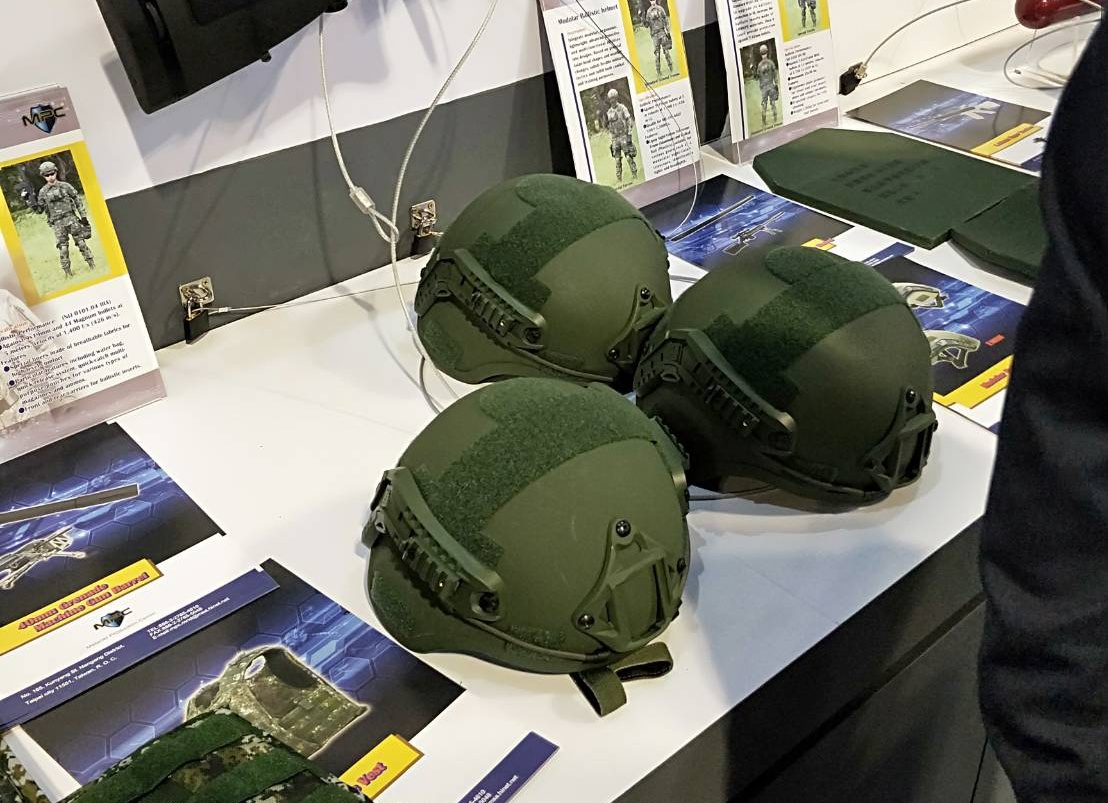 國備在同場合也展示我方的單兵裝備，說明書並附註抗彈頭盔V50值。