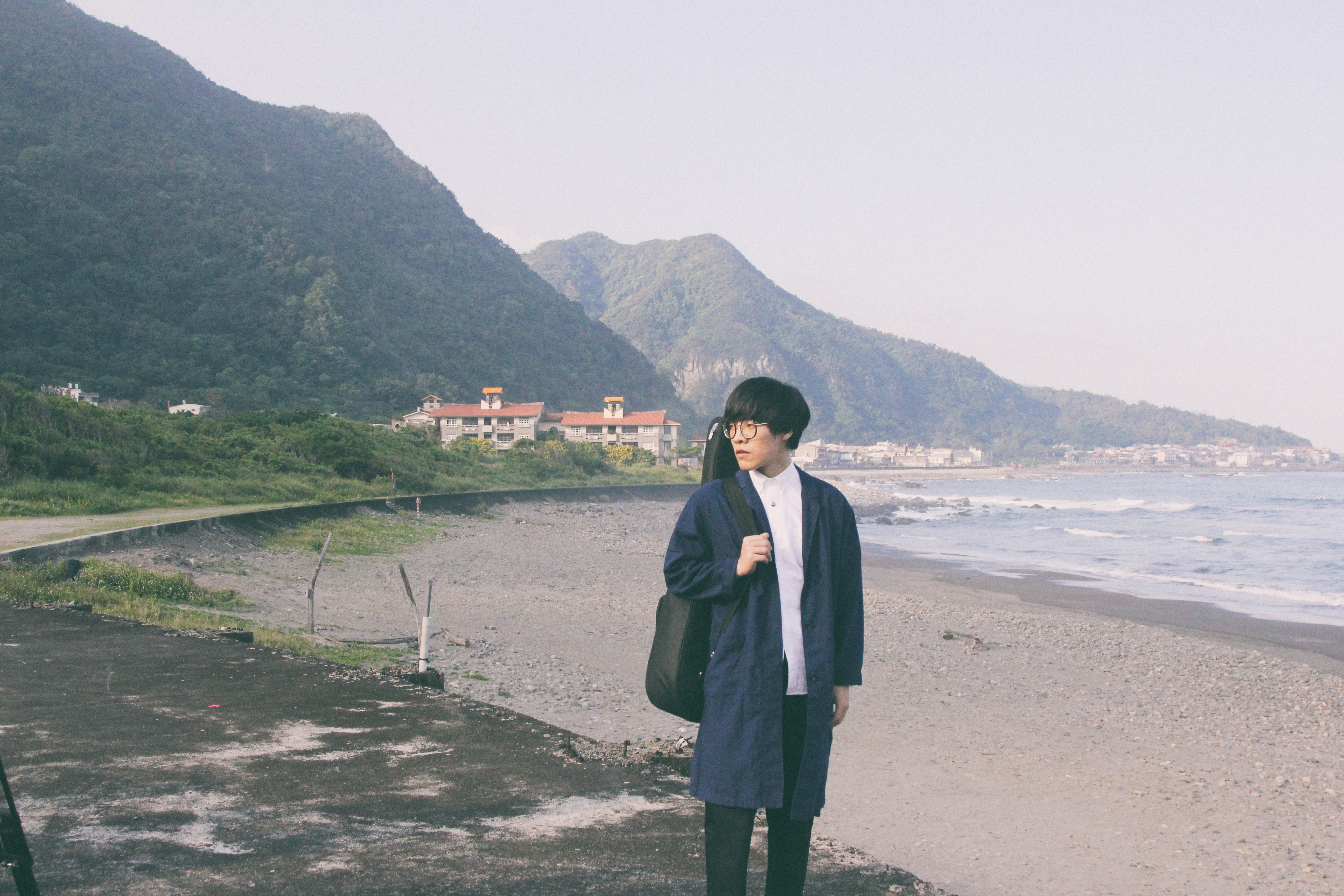 夯曲〈明仔載〉終於推出MV，盧廣仲頂著高溫穿著長袖入鏡展現內斂演技。（添翼提供）