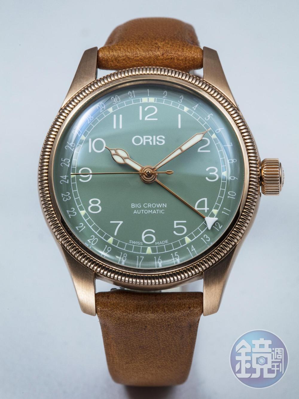 《Big Crown Pointer Date Bronze》這只「Big Crown Pointer Date Bronze」戴在手腕上的注目度卻讓人驚艷！古樸的復刻樣式搭配大膽的翡翠綠色面盤，然後再加上青銅材質錶殼，一開始雖然讓人有應該是女錶的錯覺，但很多腕徑比較小的亞洲斯文男士試戴過後，竟然發現意外的百搭與契合！功能：時間指示；日期顯示/機芯：自動上鏈機芯/建議售價：約NT$50,000