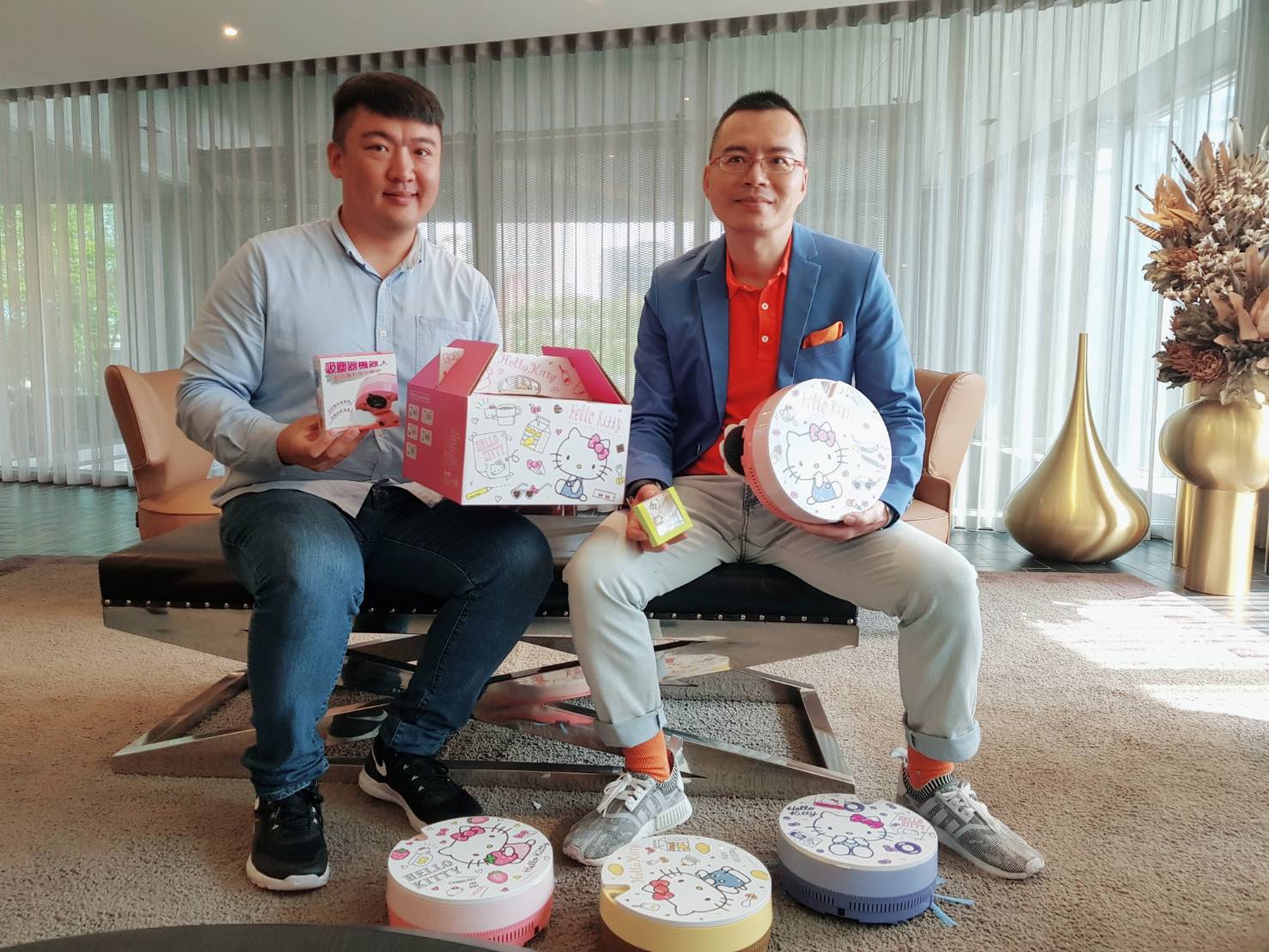 全球第二大掃地機器人製造商松騰與總經銷小花百貨聯手，推出新款Hello Kitty i6掃地機，以禮盒式包裝，搶攻母親節商機。（ 定價4,280元，加799元的動感擦地組與市價1,380元的Caster飾品）