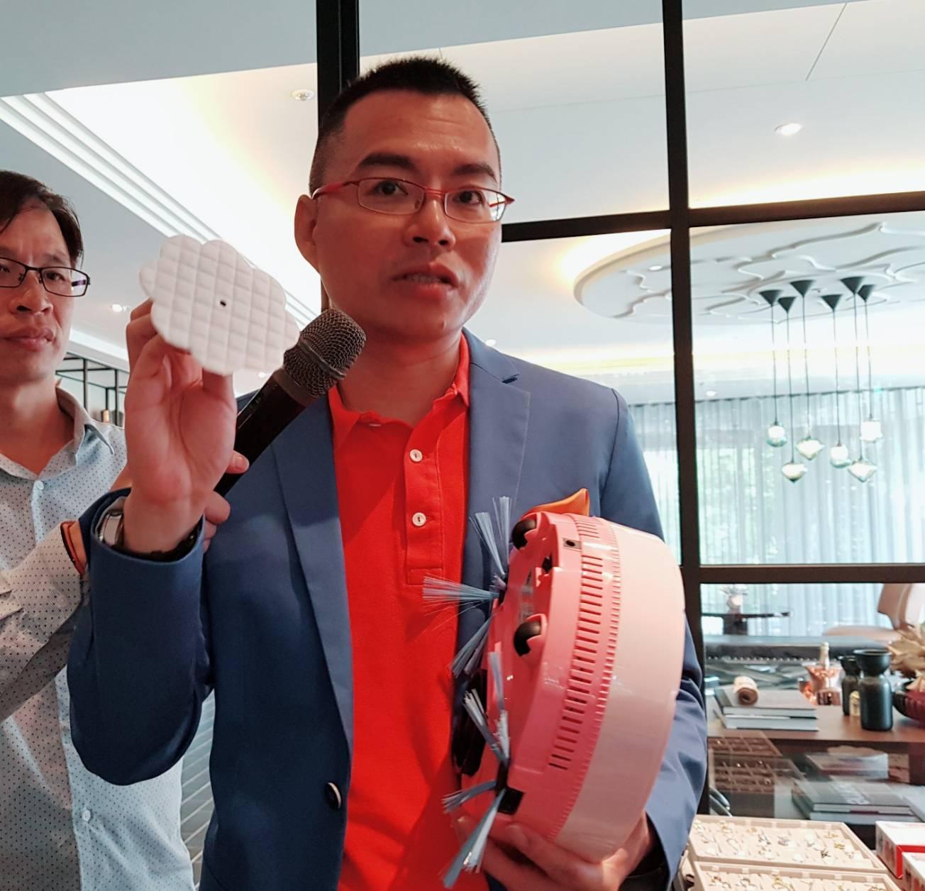總經銷小花百貨總經理蔡旭銘強調，新款蛋糕機在功能上有更多突破，包括快拆式刷頭、全滿式刷頭蓋、防線纏、升降吸風口。