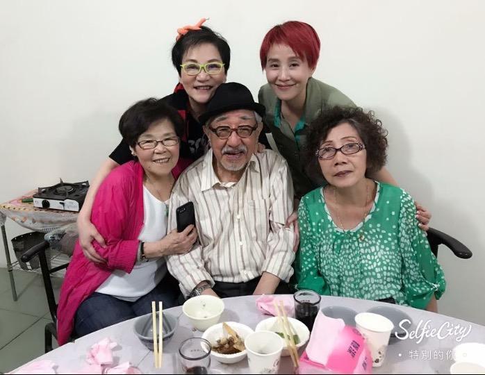 孫越和張小燕1976年主持《錦繡年華》後友誼更加深厚,至今超過40年。(翻攝李明依臉書)