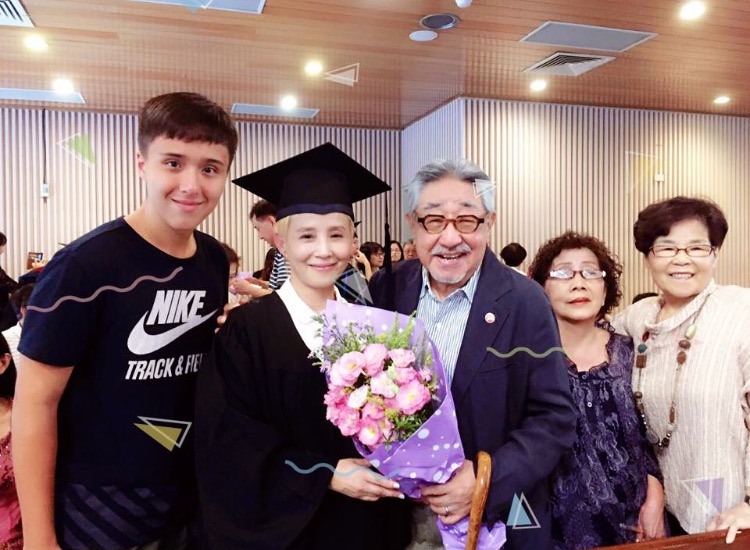 李明依於神學院畢業時，孫越還現身畢業典禮為她開心。（翻攝自李明依臉書）