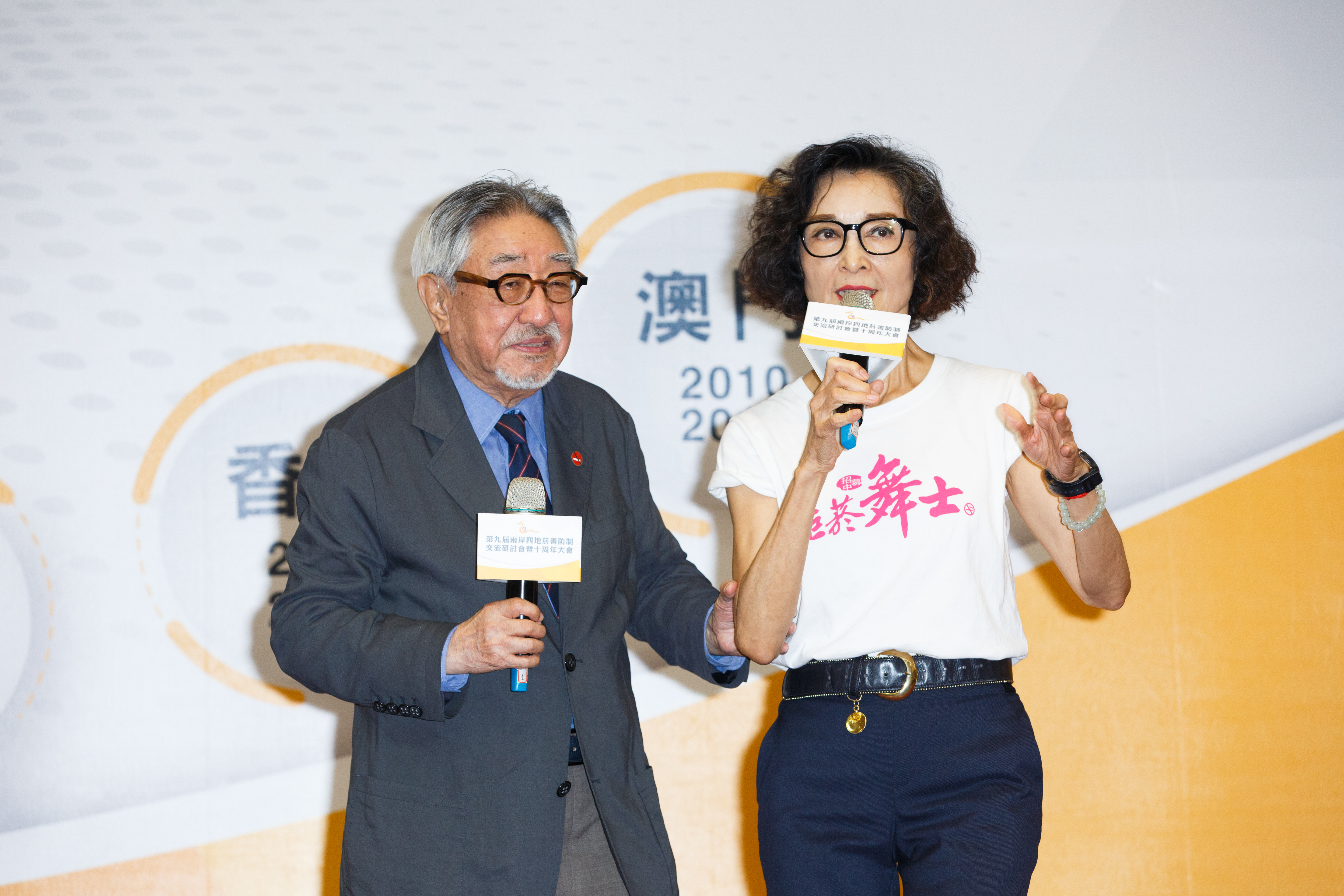 中年戒菸後，孫越全力投入反菸運動至今，直到去年86歲了仍出席反菸活動。