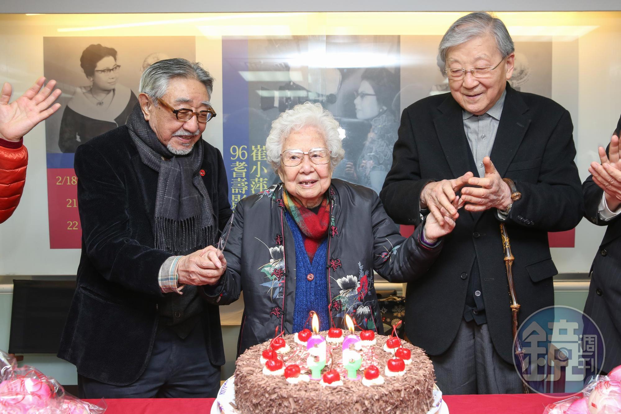 面對老友辭世,李行(右)說孫越(左)是個隨和的人,和銀幕反派形象是兩樣情,圖為2017年李行、孫越為資深演員崔小萍慶生。
