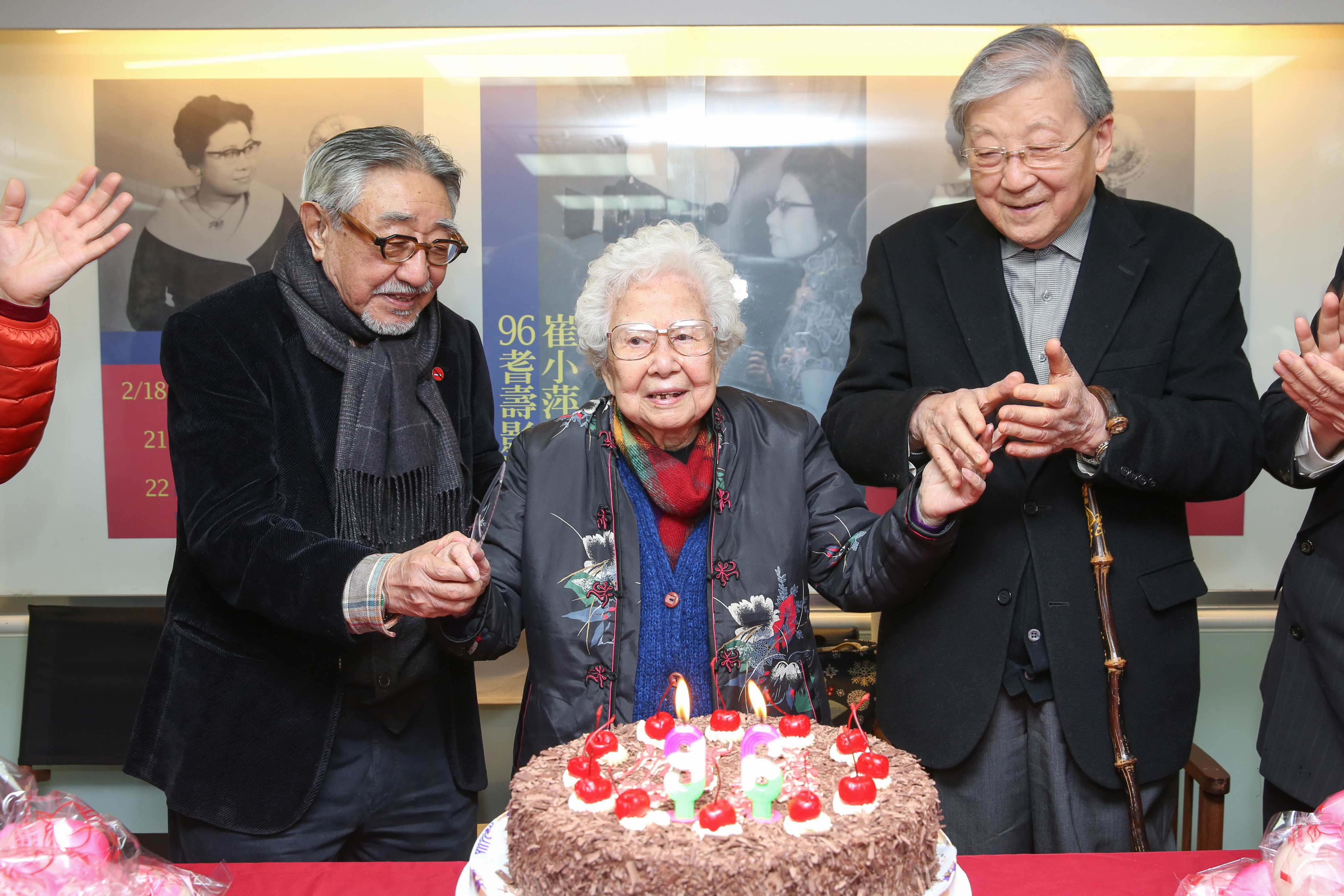 面對老友辭世，李行（右）說孫越（左）是個隨和的人，和銀幕反派形象是兩樣情，圖為2017年李行、孫越為資深演員崔小萍慶生。