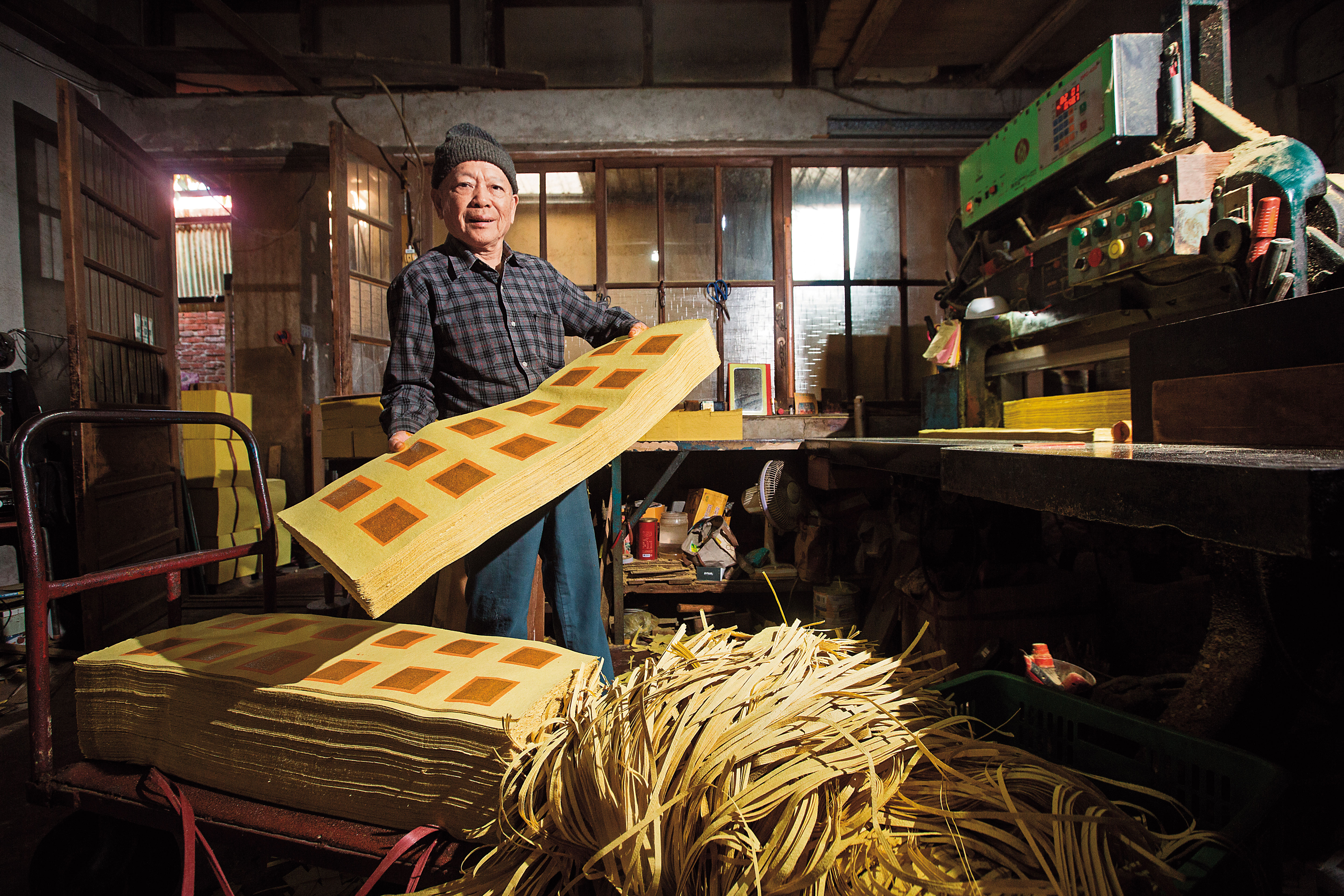 87年老店傳到第三代陳坤輝，他不求量大，只想專心走好量少質精的路線，繼續傳承手工金紙的文化。