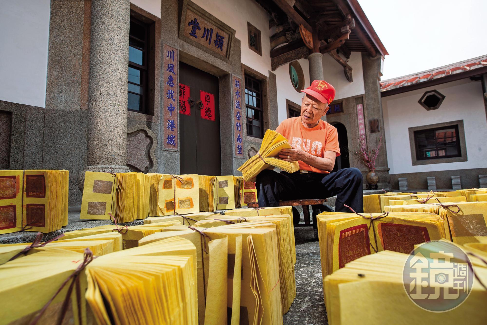 以前陳坤輝(圖)的父親會在自家古厝大埕曝曬金紙,竹南金紙業興盛時期,還能看到滿街金紙綿延不絕的盛況。