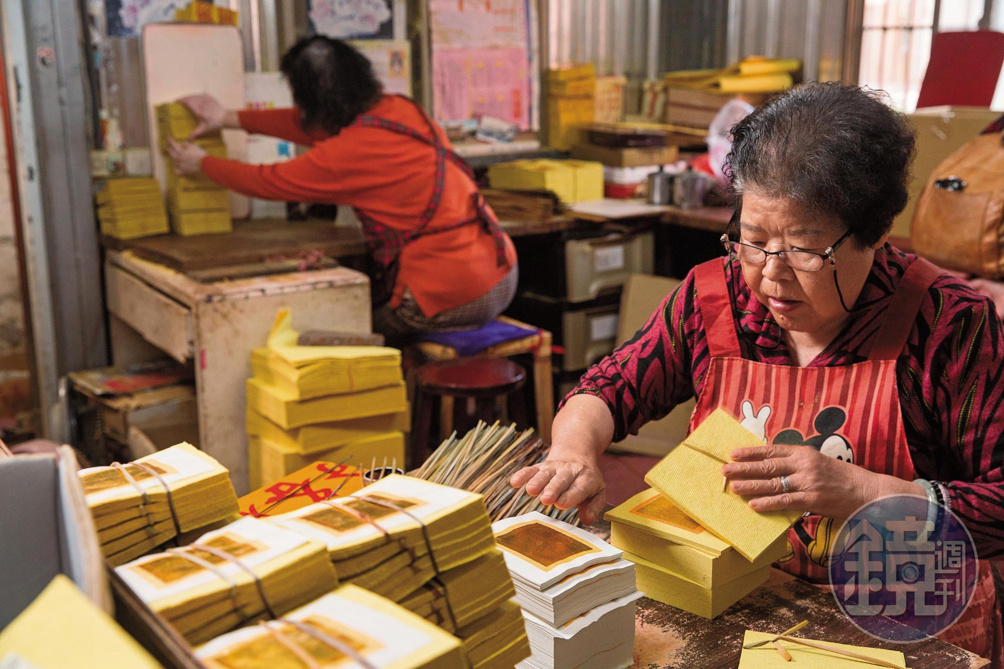 隨著時代變遷,金紙業沒落,如今只有高齡員工願意投入這行,陳協和金紙行的員工平均年齡高達74歲。