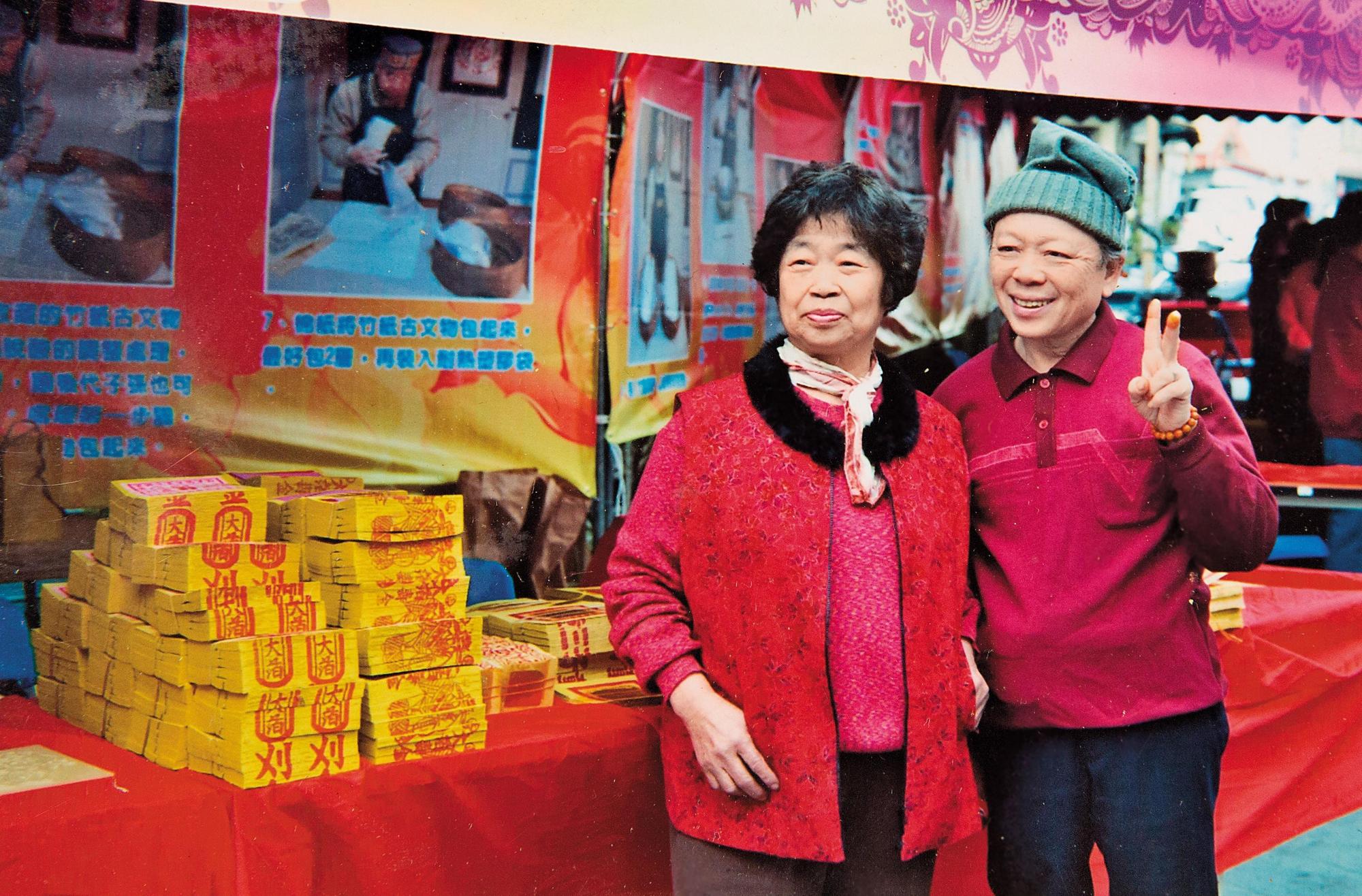 陳坤輝與太太接手家業30多年,太太卻在2個多月前因洗腎離世,他只能在工作中撫平傷痛。(陳坤輝提供)