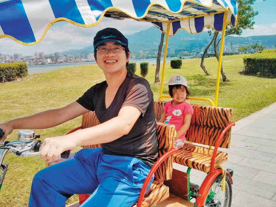 工作14年,黃柏仁(前)就以理財投資達到財富自由,如今全心陪伴女兒(後)長大。(翻攝黃柏仁臉書)