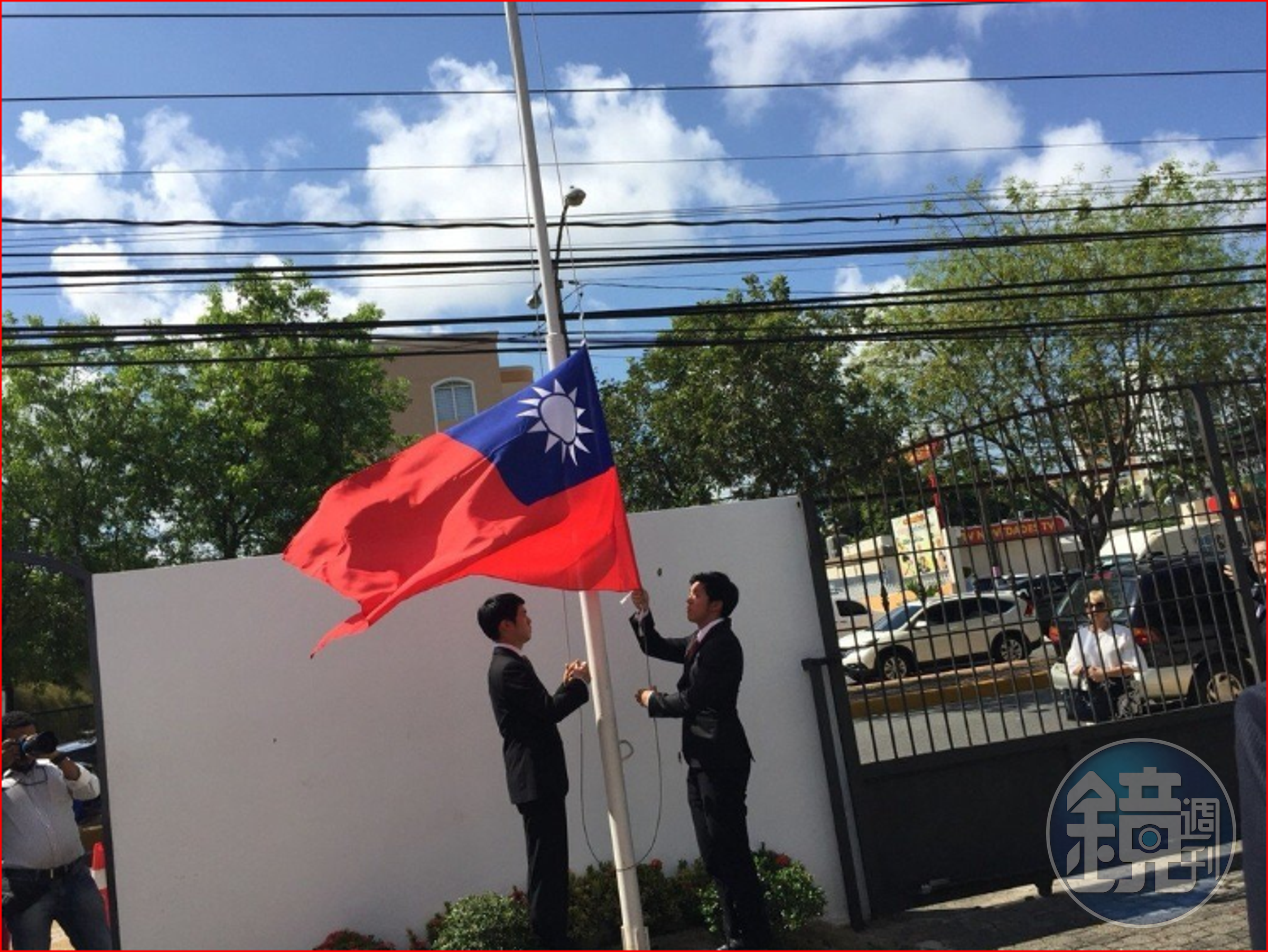 中華民國駐多明尼加大使館在台多斷交後，舉行降旗典禮。（僑委會）