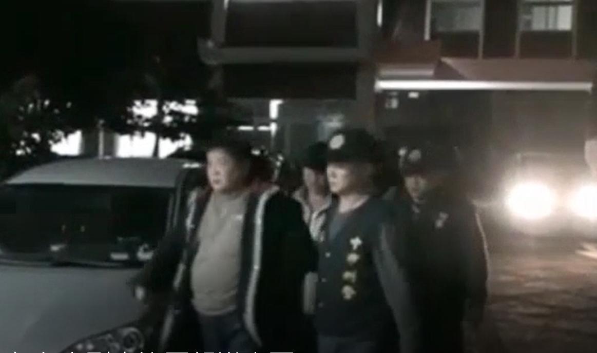 竹聯幫大老朱家訓因霸佔法拍屋,遭警方拘提。(刑事局提供)