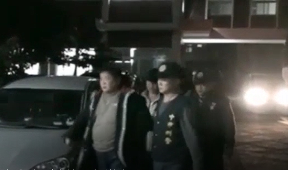 竹聯幫大老朱家訓因霸佔法拍屋，遭警方拘提。（刑事局提供）