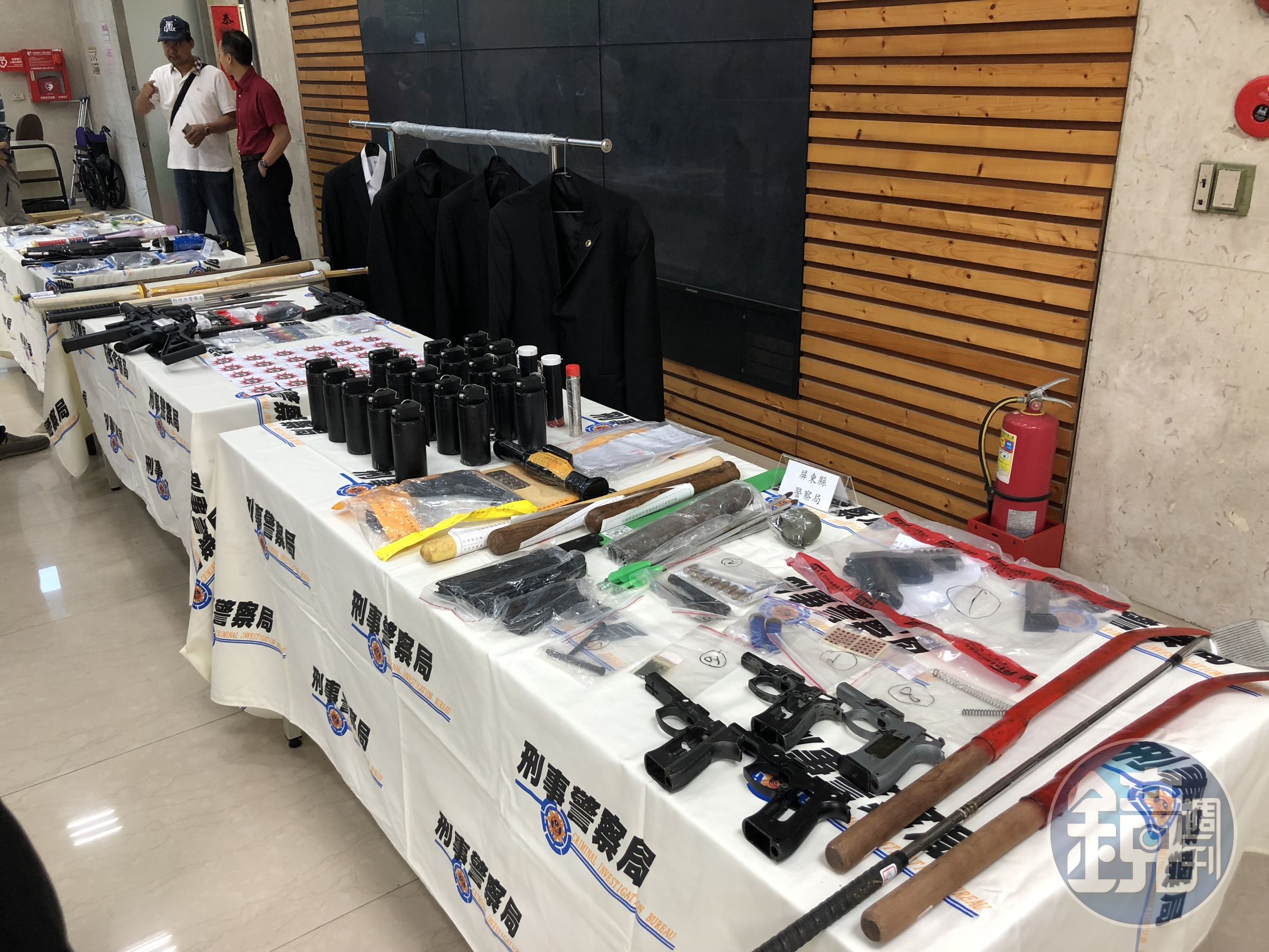 警方查獲多把槍械、黑道制服、毒品等證物。（刑事局提供）