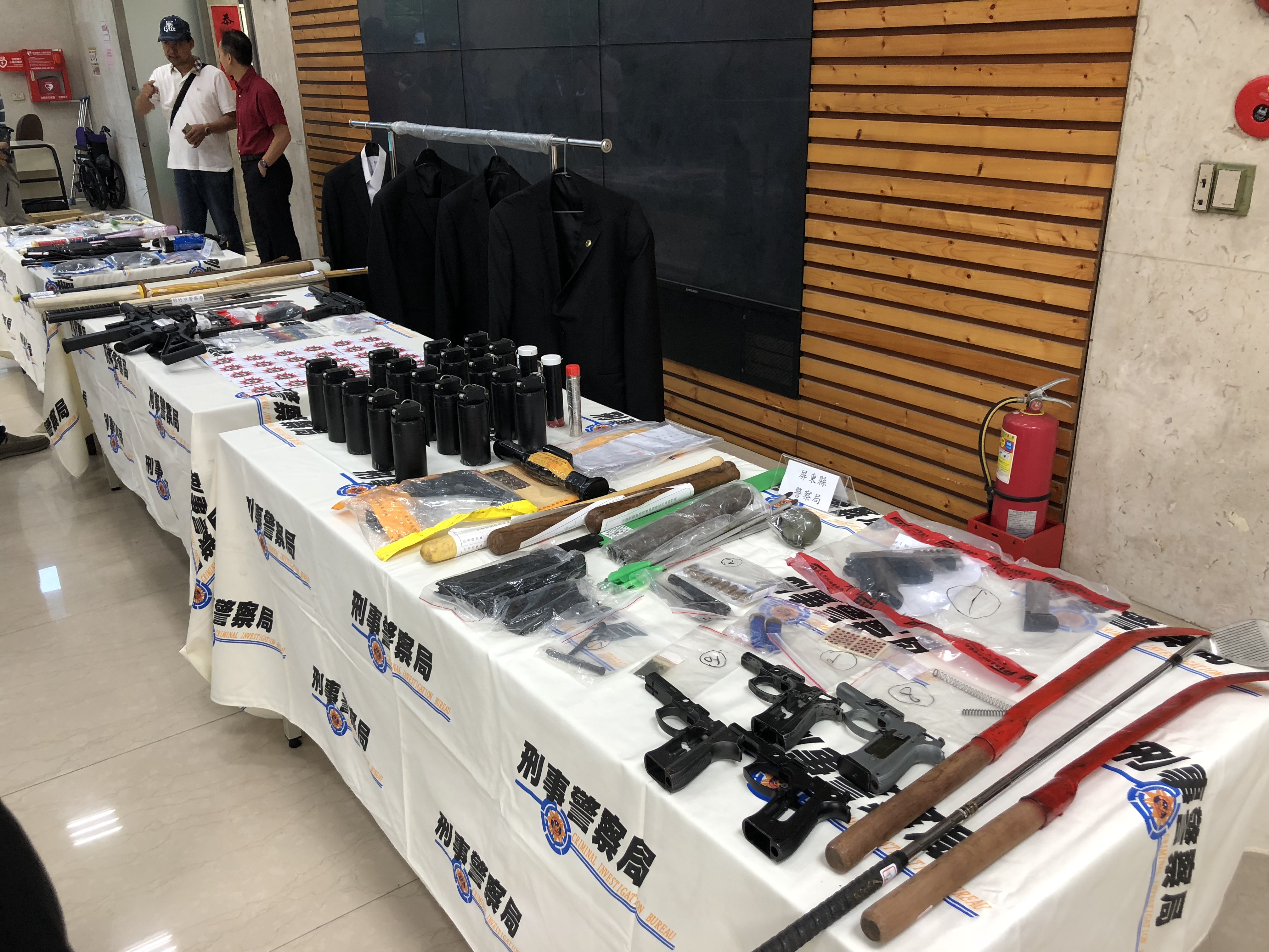 警方查獲多把槍械、黑道制服、毒品等證物。（刑事局提供）