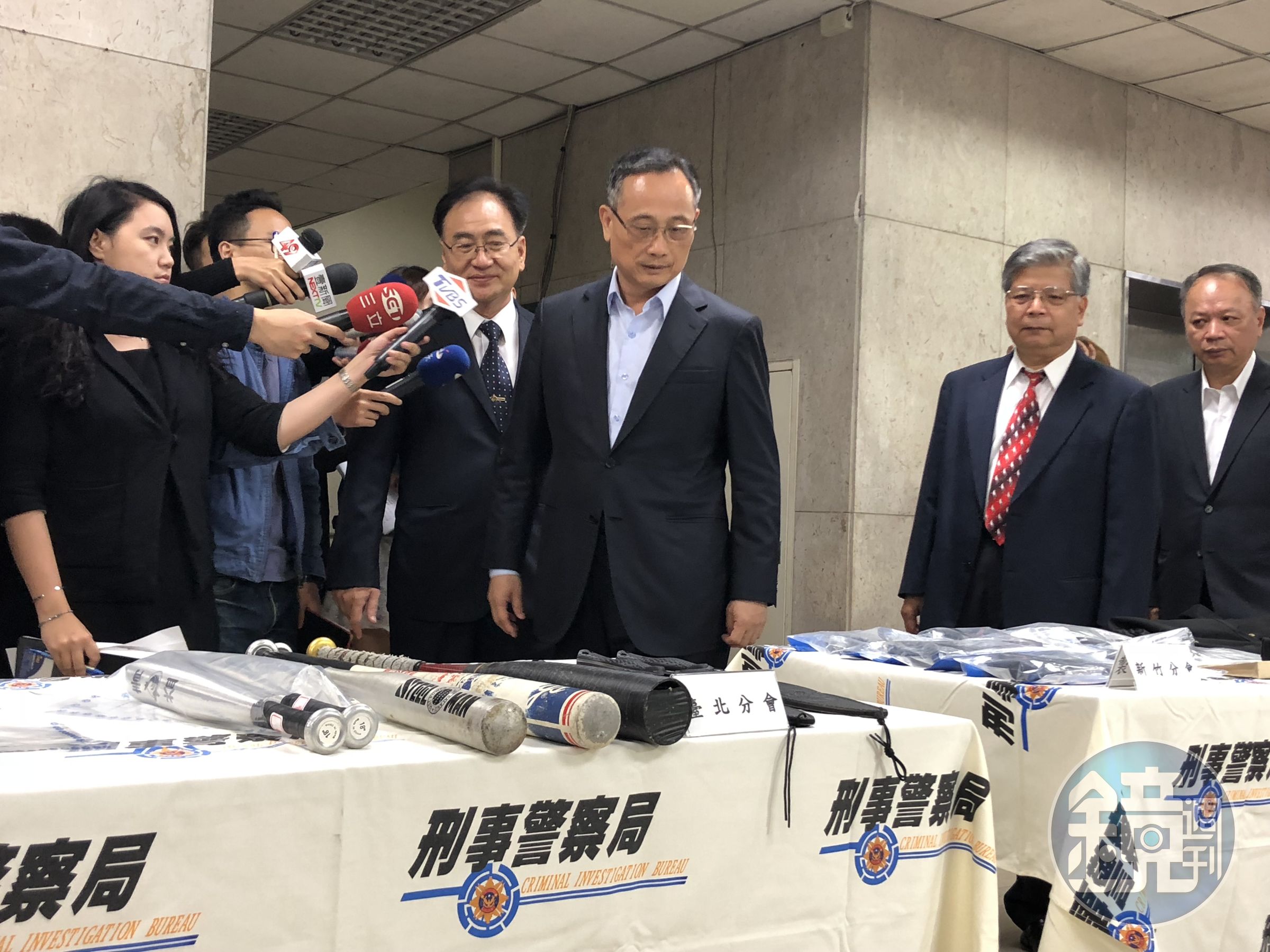 警方查獲多把槍械、黑道制服、毒品等證物。（刑事局提供）