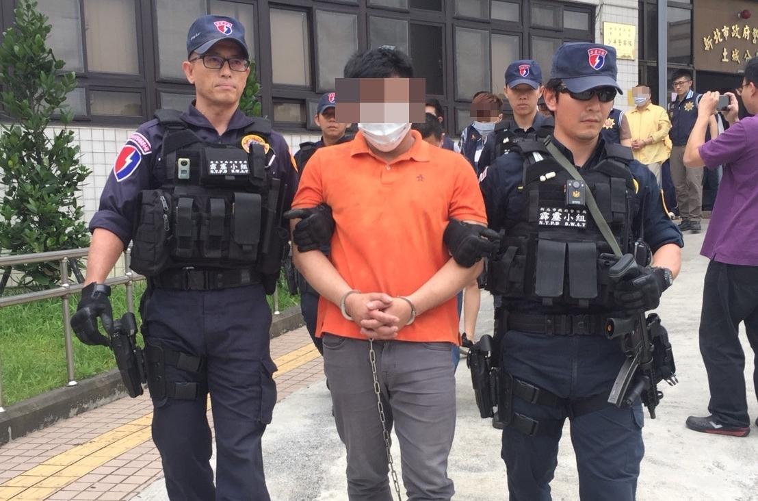 竹聯幫的戴嫌涉嫌恐嚇強押被害人。（刑事局提供）