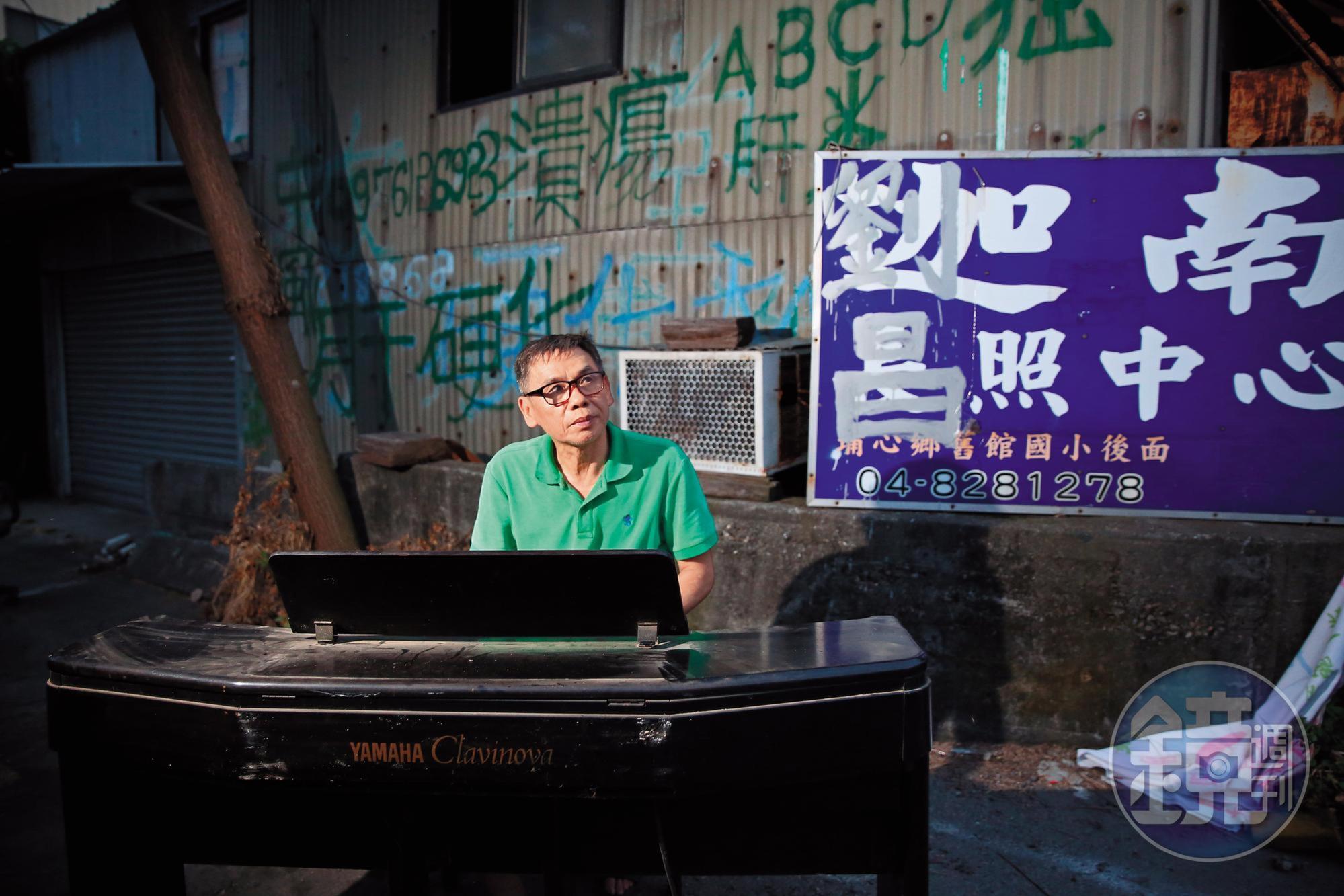 彈著媽媽送的鋼琴，謝錦江唱起給媽媽的歌：「不敢哭出聲，真久沒聽阿母叫我的名。」