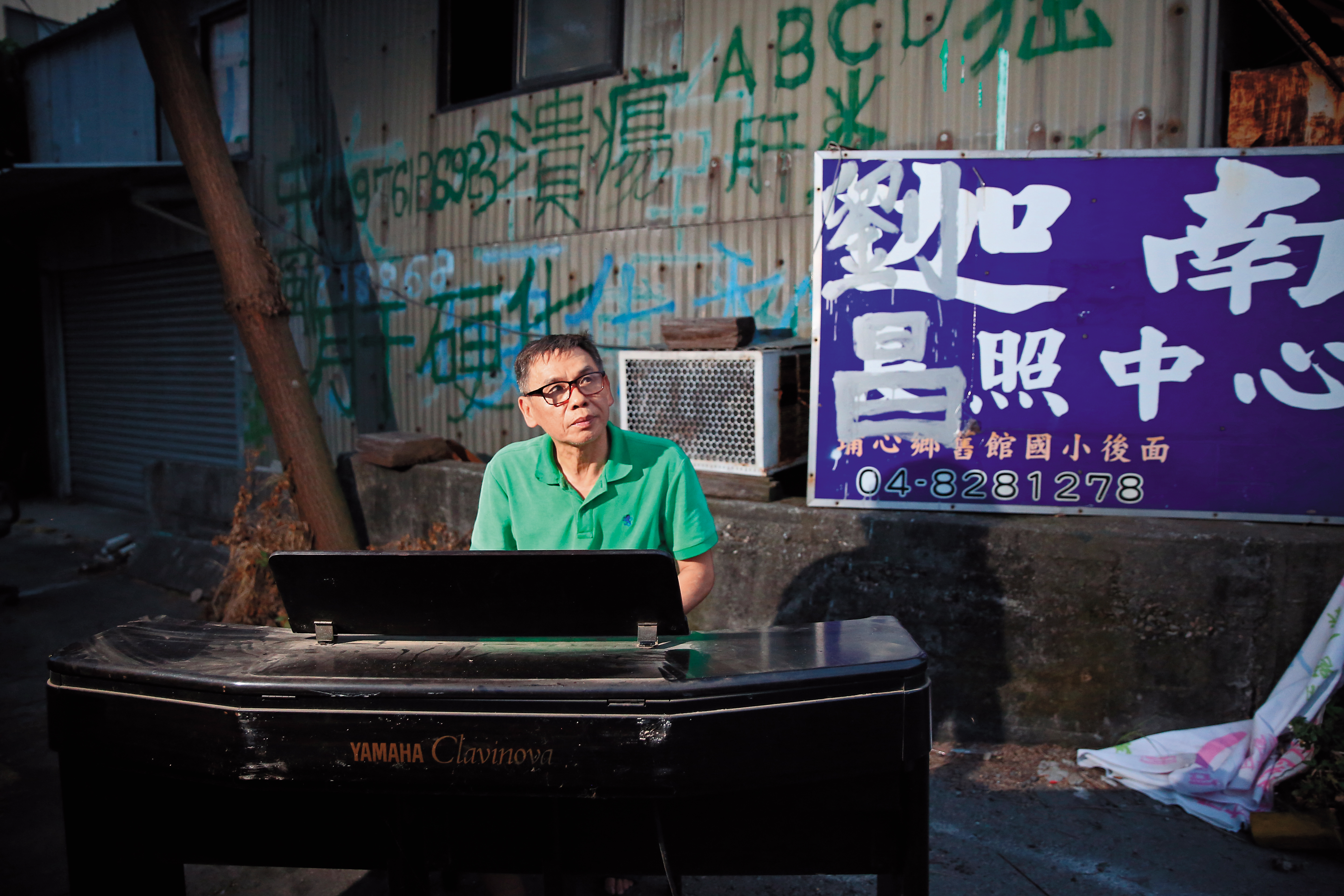 彈著媽媽送的鋼琴，謝錦江唱起給媽媽的歌：「不敢哭出聲，真久沒聽阿母叫我的名。」