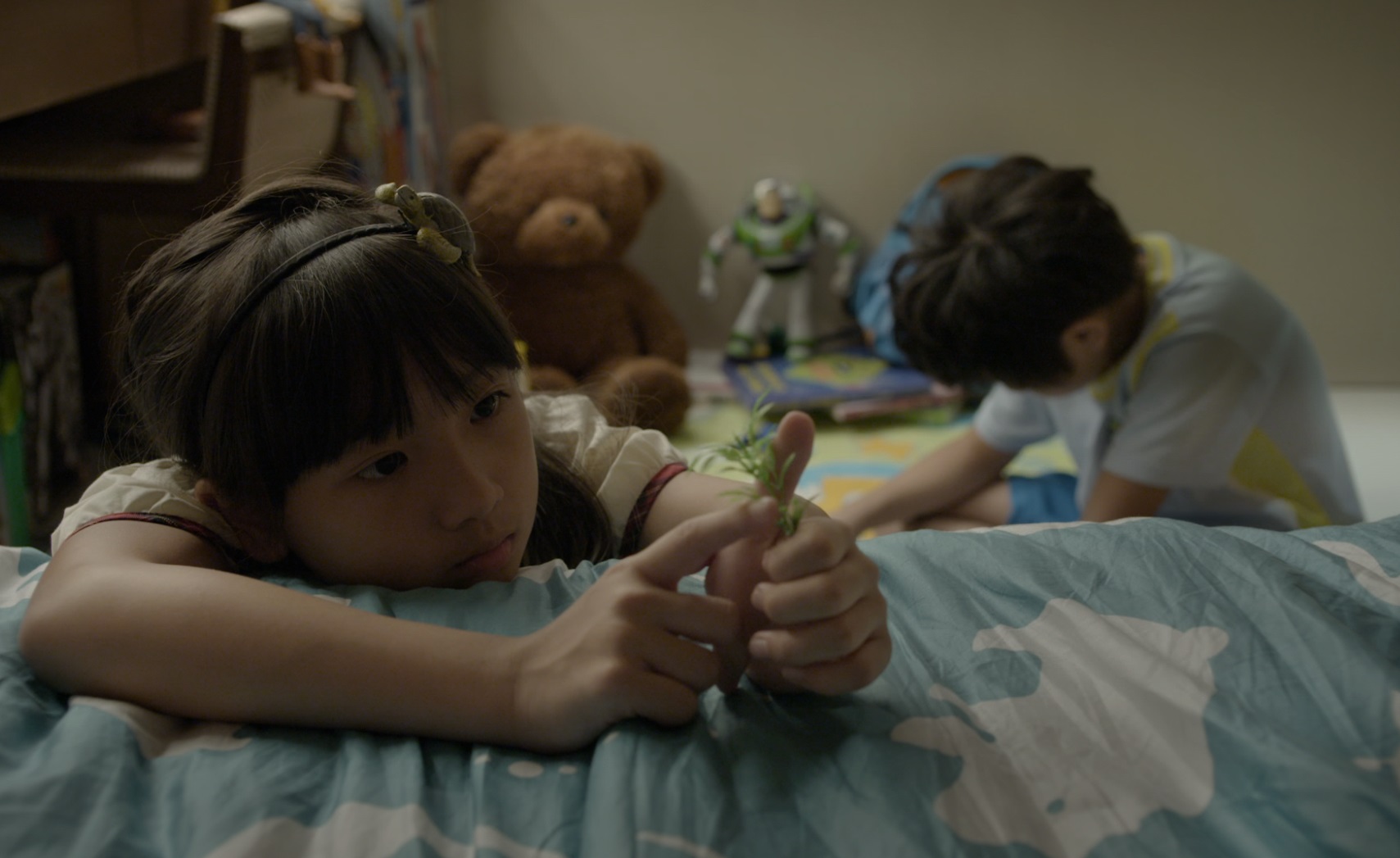 童星樂樂（左）在《小玩意》裡與鍾宸翃（右）青梅竹馬，兩人卻因故不得不各分東西。（前景娛樂提供）