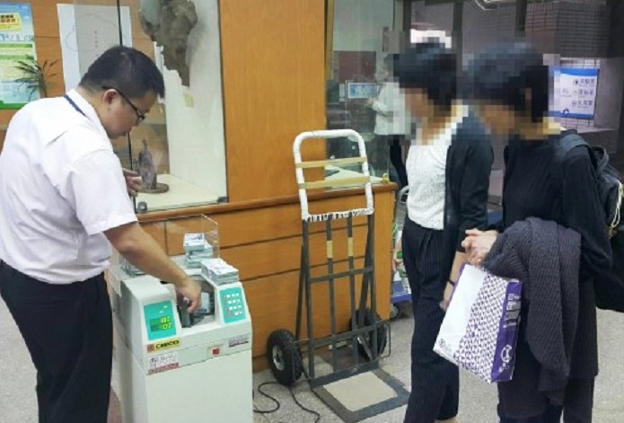 真美小姐還要求當場點鈔。（檢方提供）