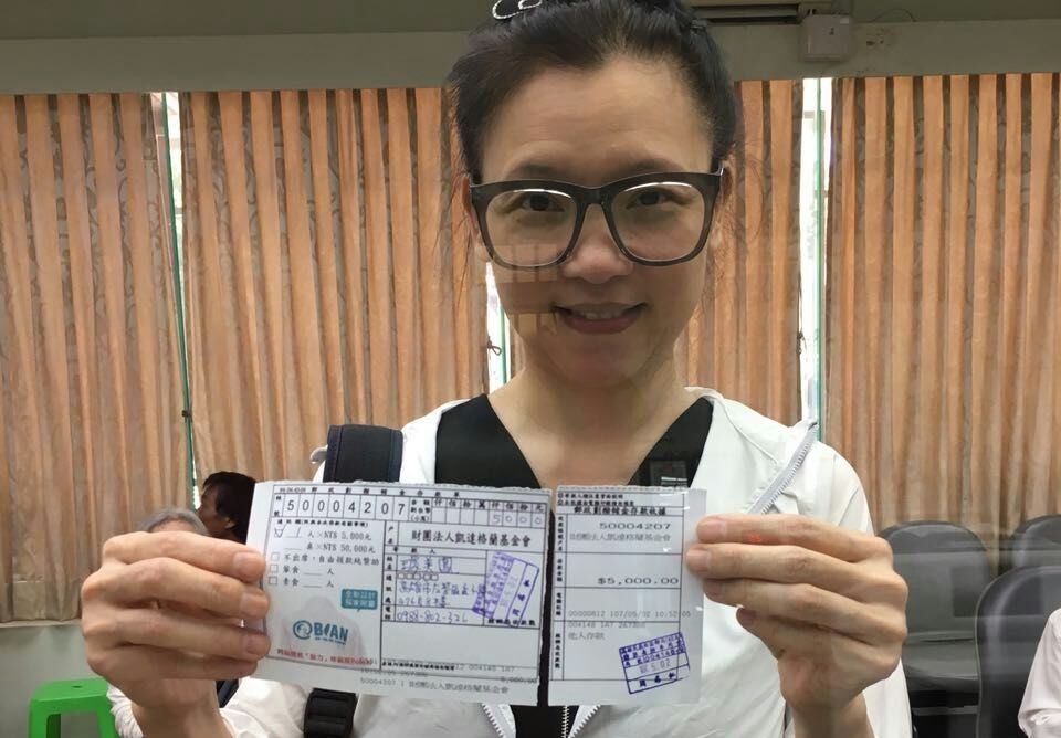 統促黨發言人璩美鳳秀出匯款5,000元給凱達格蘭基金會的單據。（璩美鳳提供）