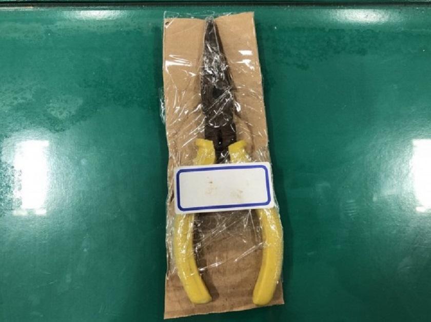 郭男僅持一尖嘴鉗,表明要行搶超商。(警方提供)