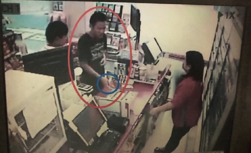 郭姓男子(紅圈者)持尖嘴鉗,向超女店員說「我想搶劫,幫我報案」。(警方提供)