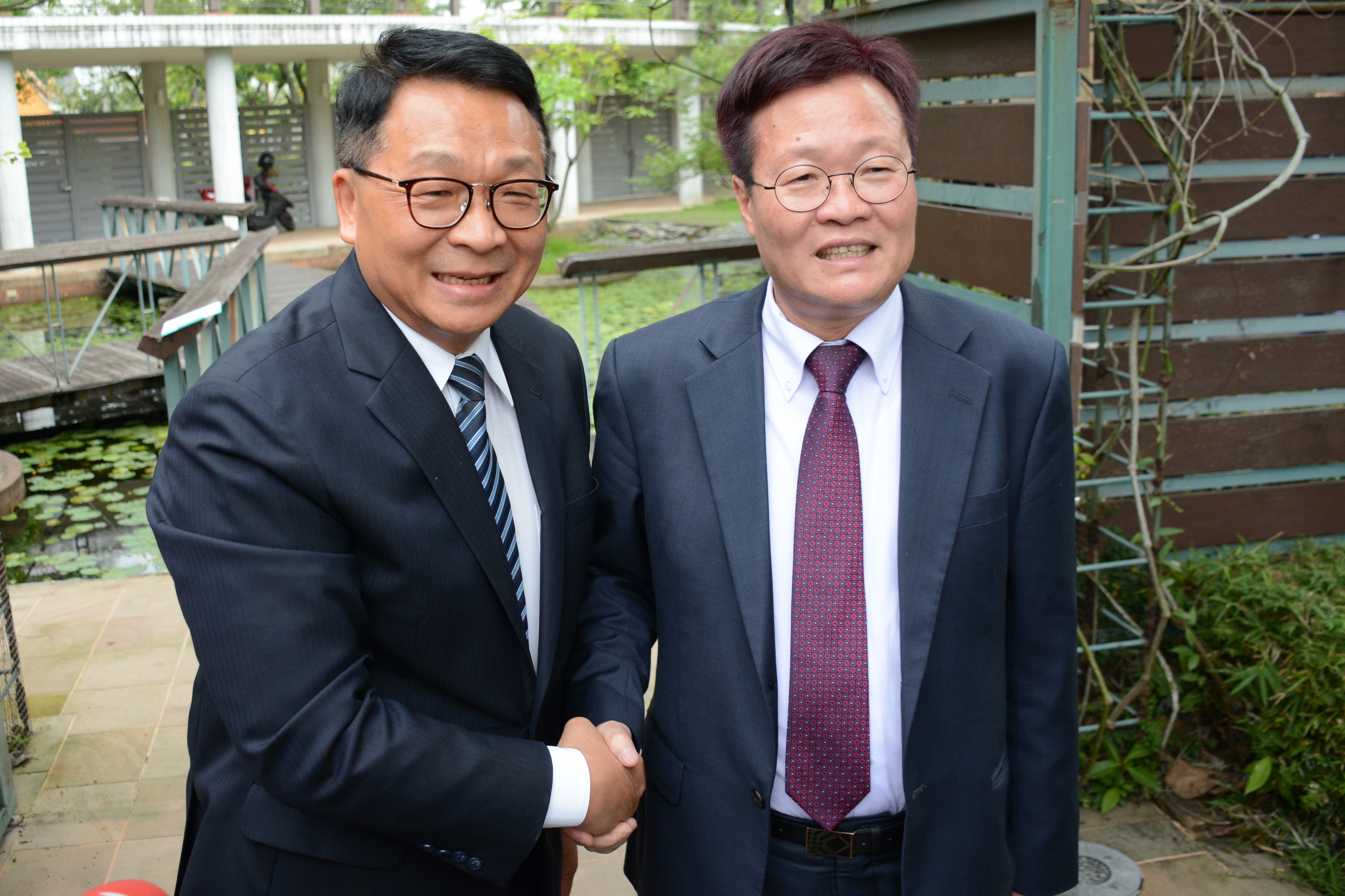 民進黨宜蘭縣長參選人陳歐珀（左）今午拜會宜蘭縣代理縣長陳金德（右）。（陳歐珀辦公室提供）