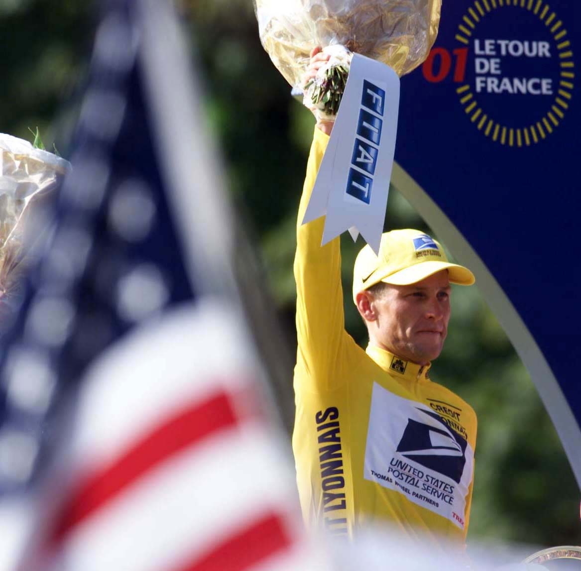 2001年7月29日，阿姆斯壯在環法大賽再次完成連霸。（東方IC）